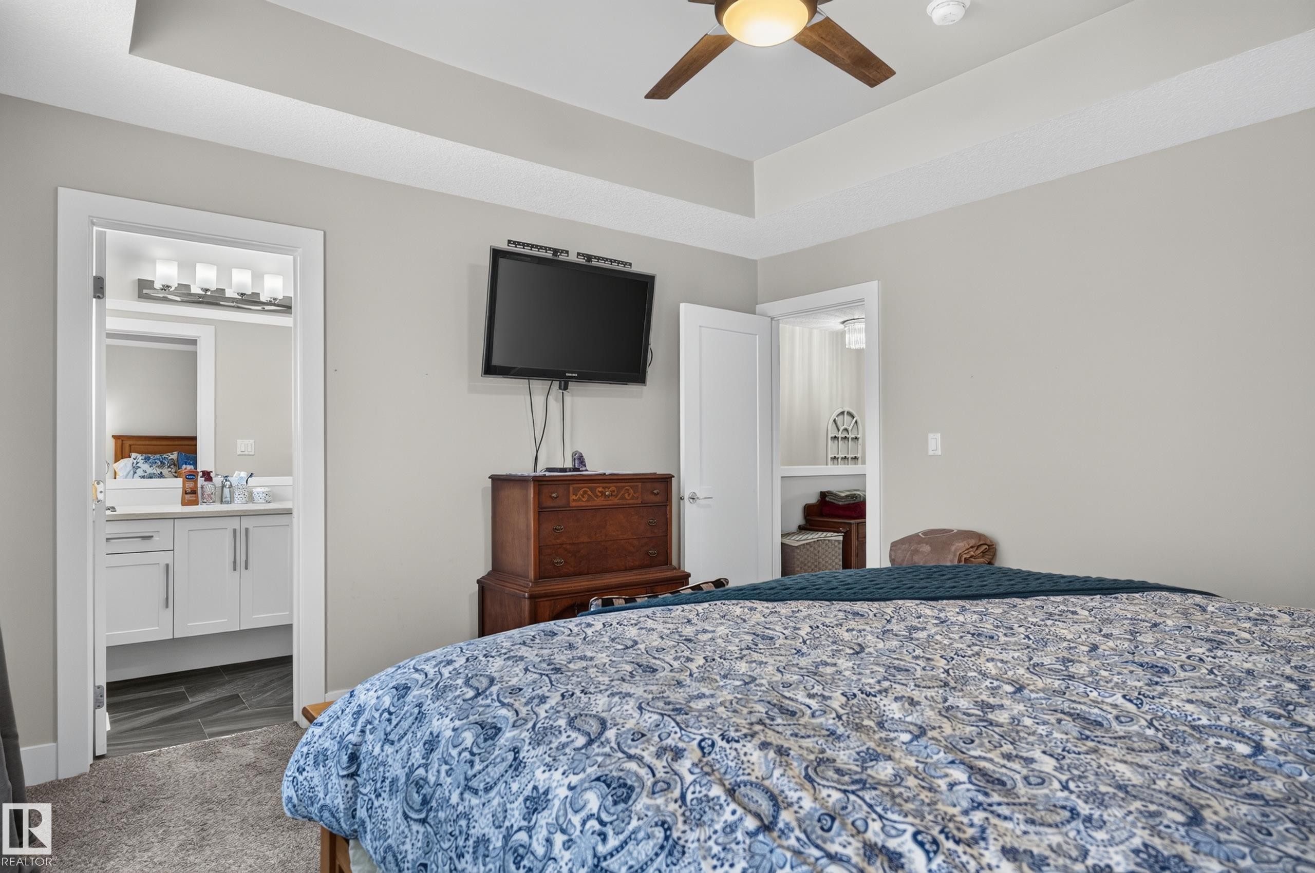 Tray ceiling with a central multi-blade ceiling fan - 798 Berg Loop, Leduc, AB