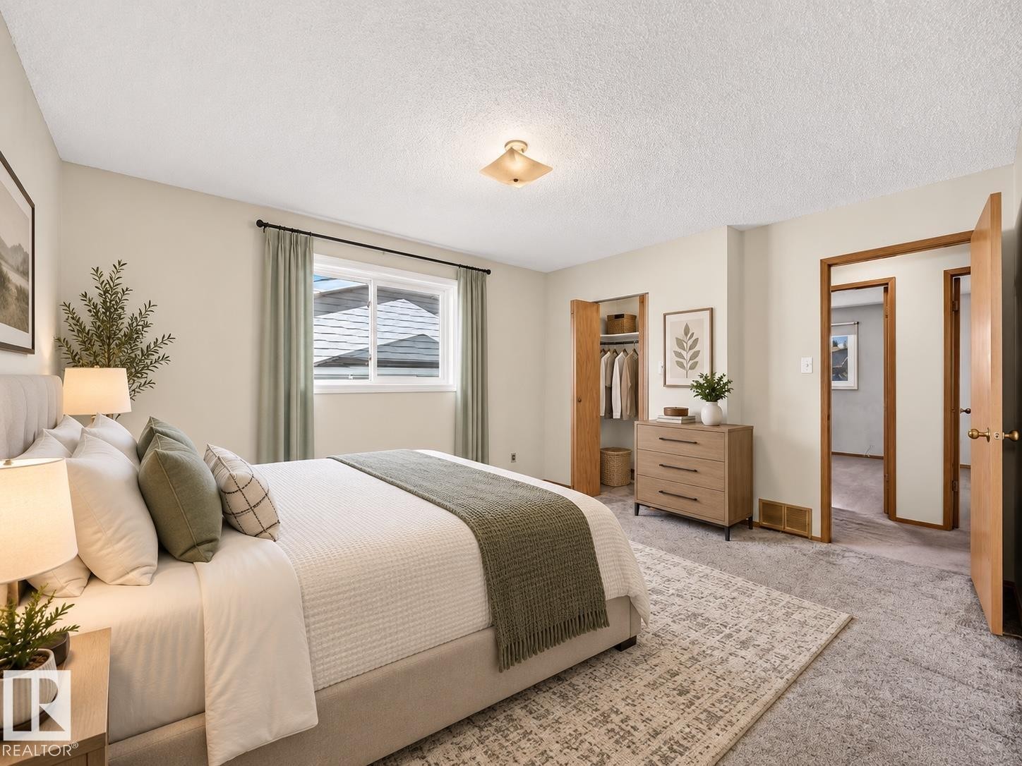 Recessed window, wood-finish interior doors, built-in open closet, ceiling-mounted light fixture, and textured carpeting - 14519 32 Street Nw, Edmonton, AB