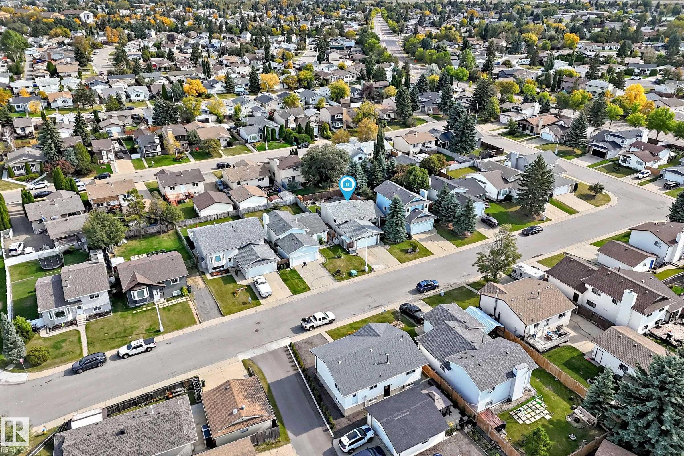 Residential neighborhood featuring tree-lined streets and detached homes - 14519 32 Street Nw, Edmonton, AB