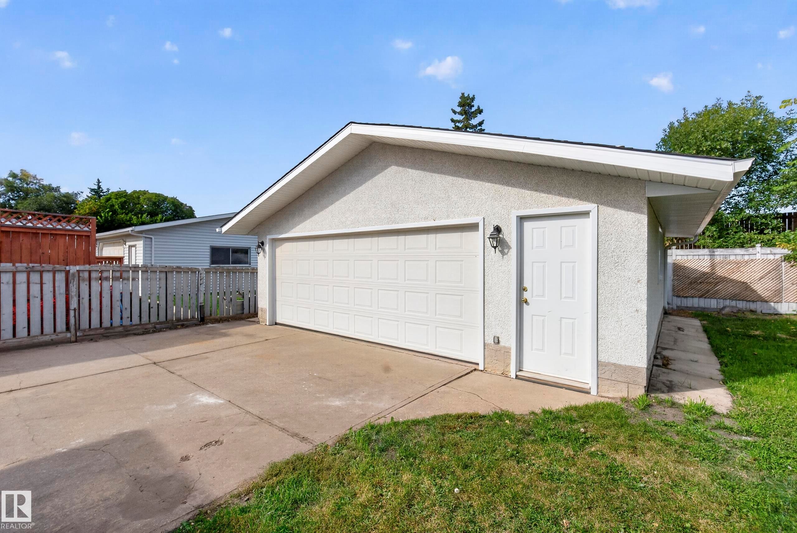 25 Milburn Crescent, Sherwood Park, AB