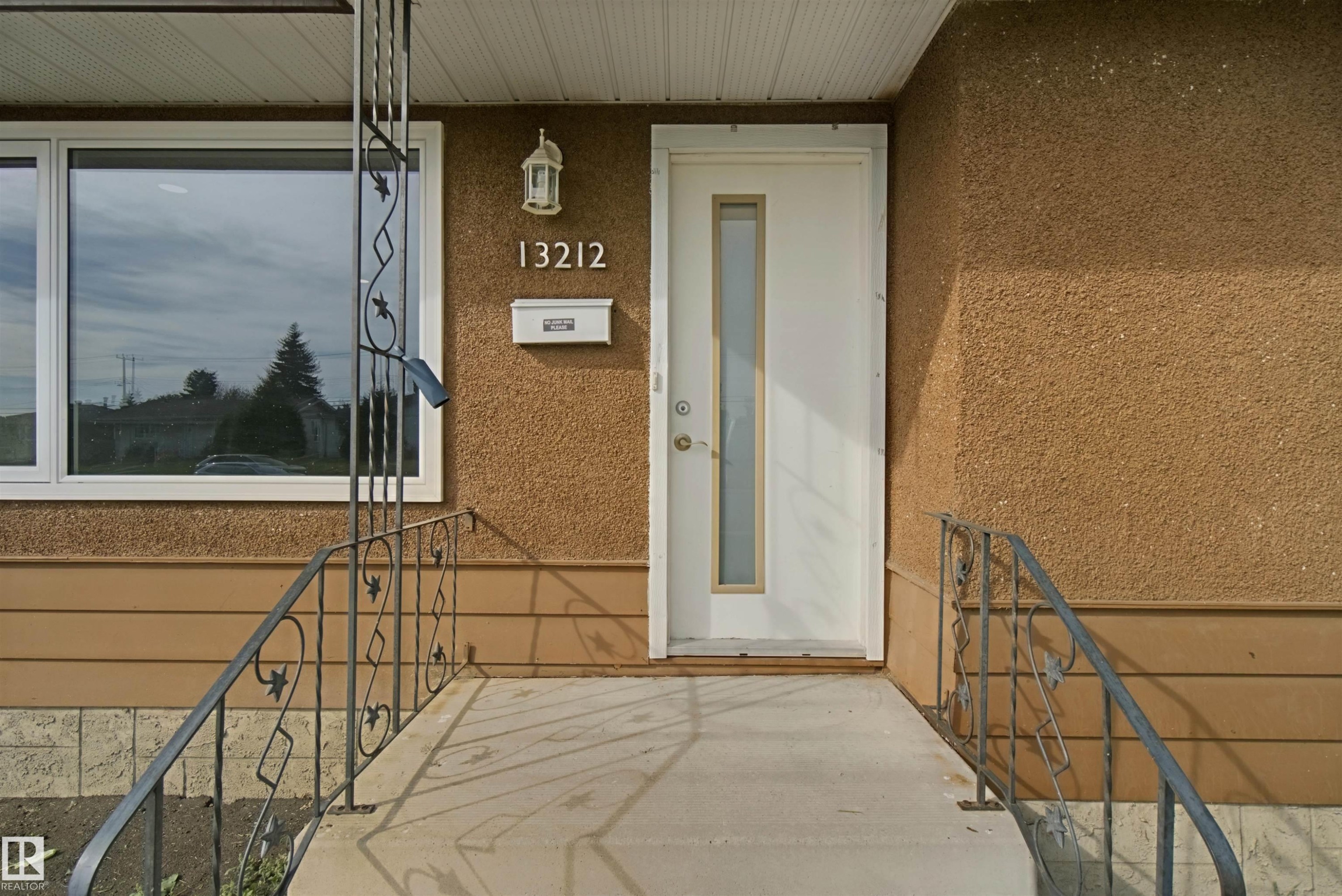 Textured stucco exterior with horizontal siding detail - 13212 73 Street Nw, Edmonton, AB