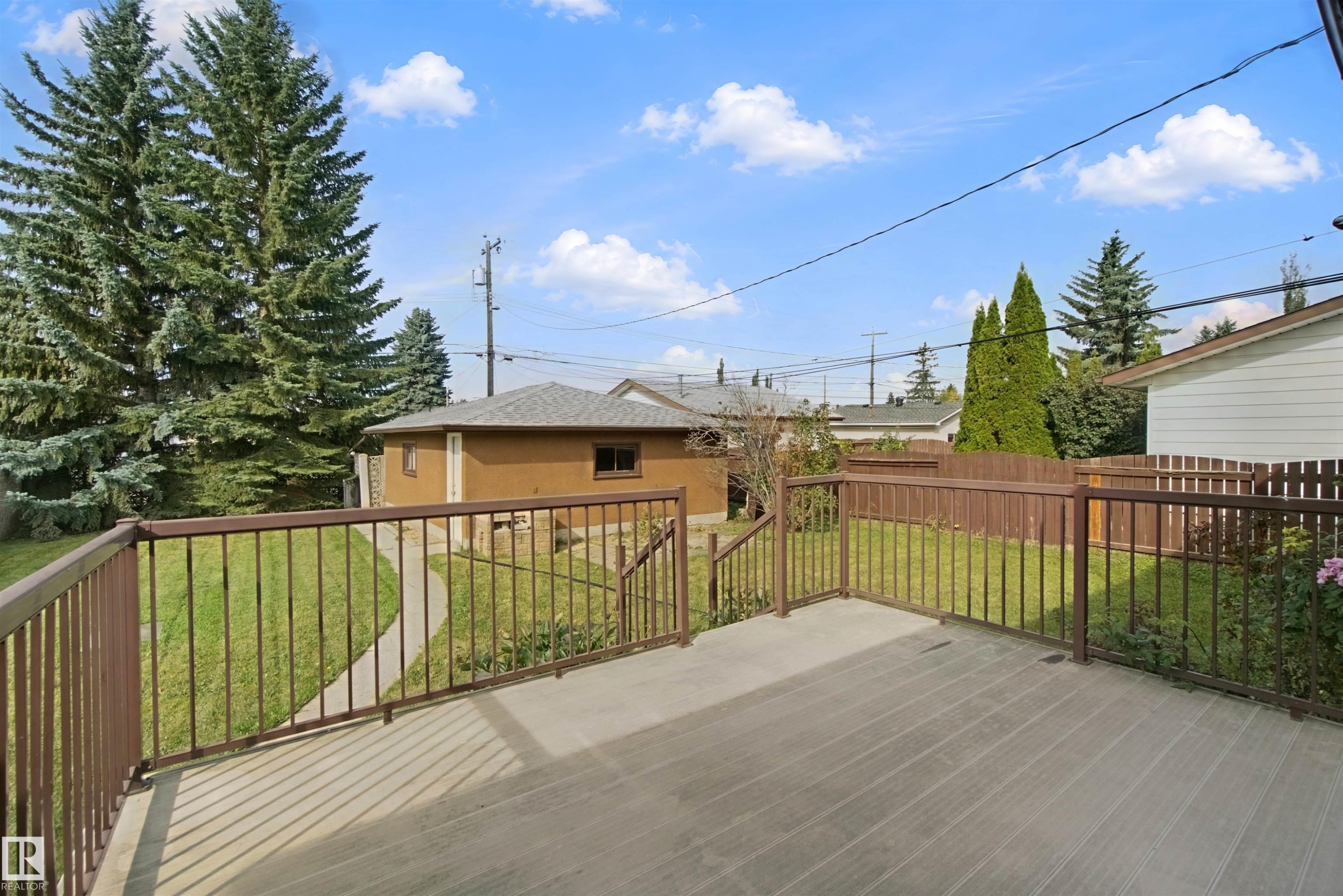 Expansive rear deck with metal railings - 13212 73 Street Nw, Edmonton, AB