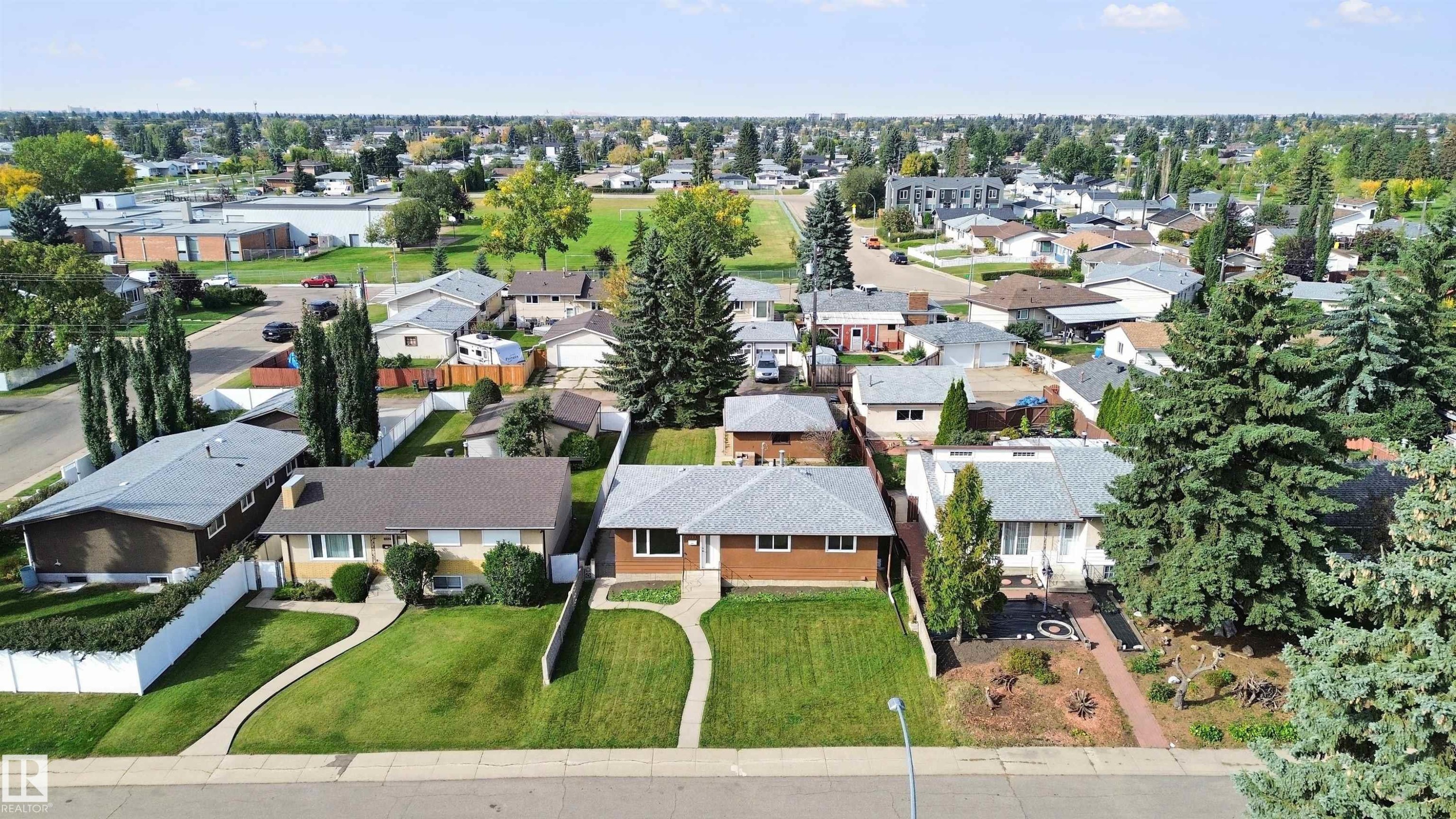 Well-defined residential area with mature tree landscaping - 13212 73 Street Nw, Edmonton, AB
