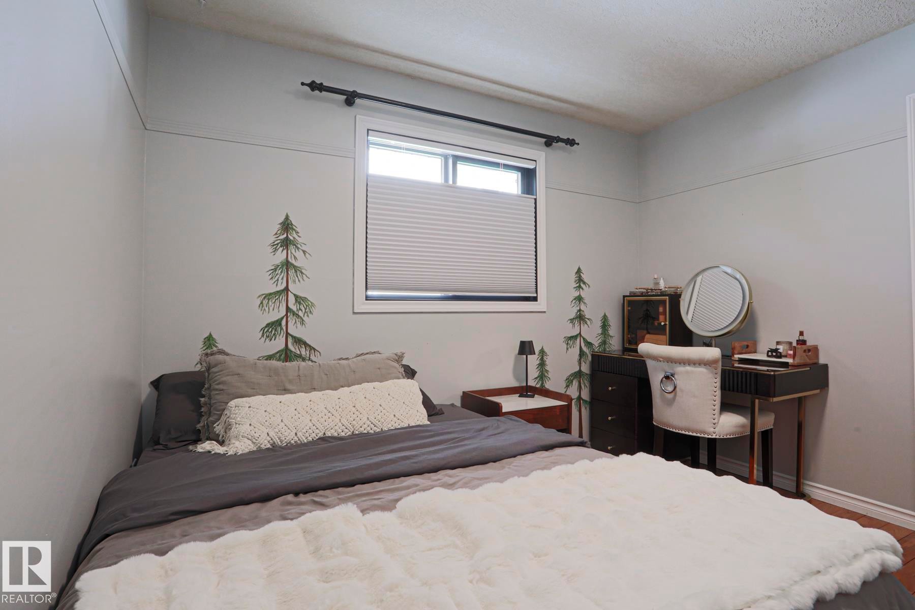 Light gray painted walls with a window featuring privacy blinds - 2 Hillview Crescent, Sherwood Park, AB