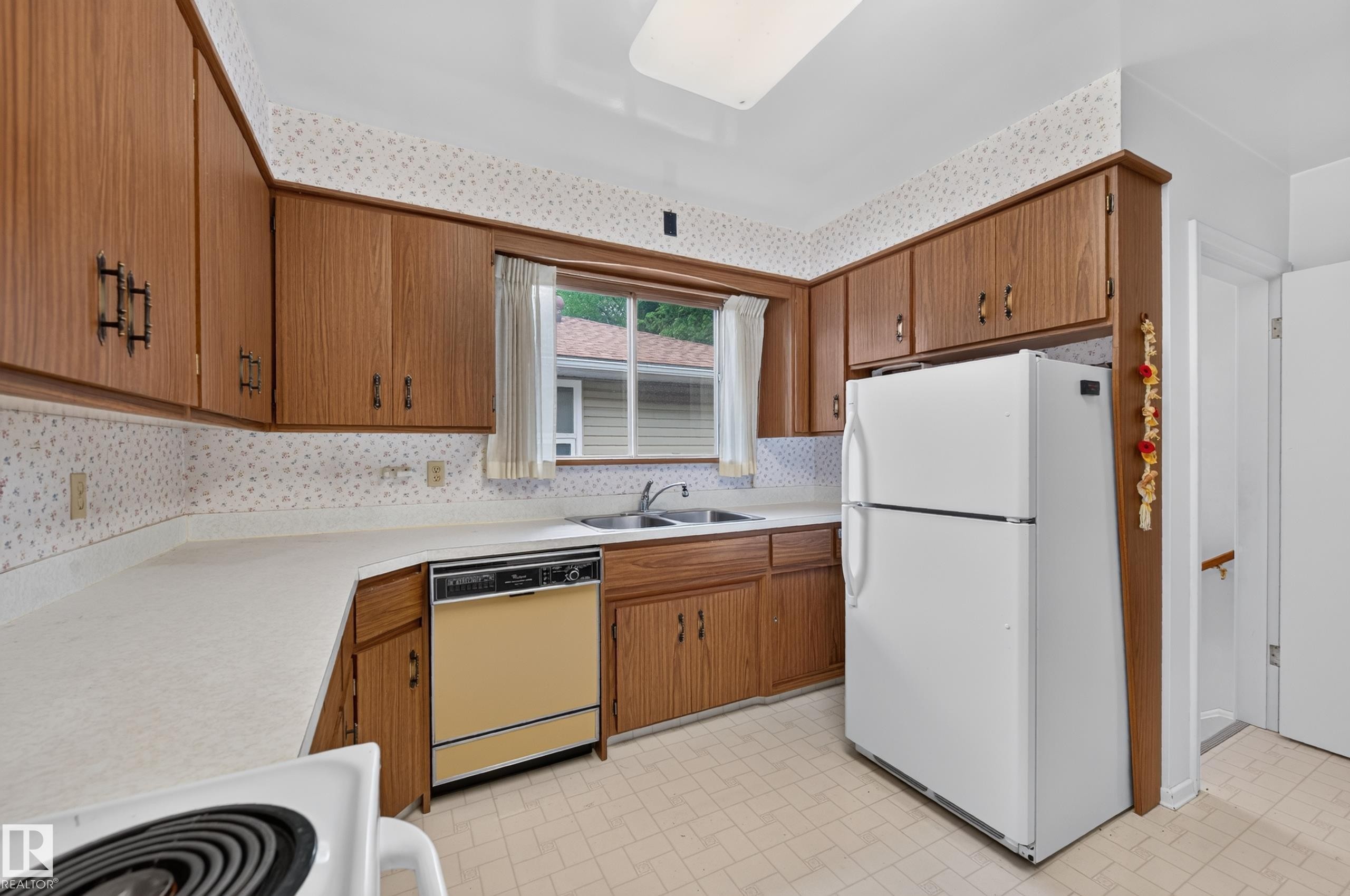 7704 104 Avenue Nw, Edmonton, AB