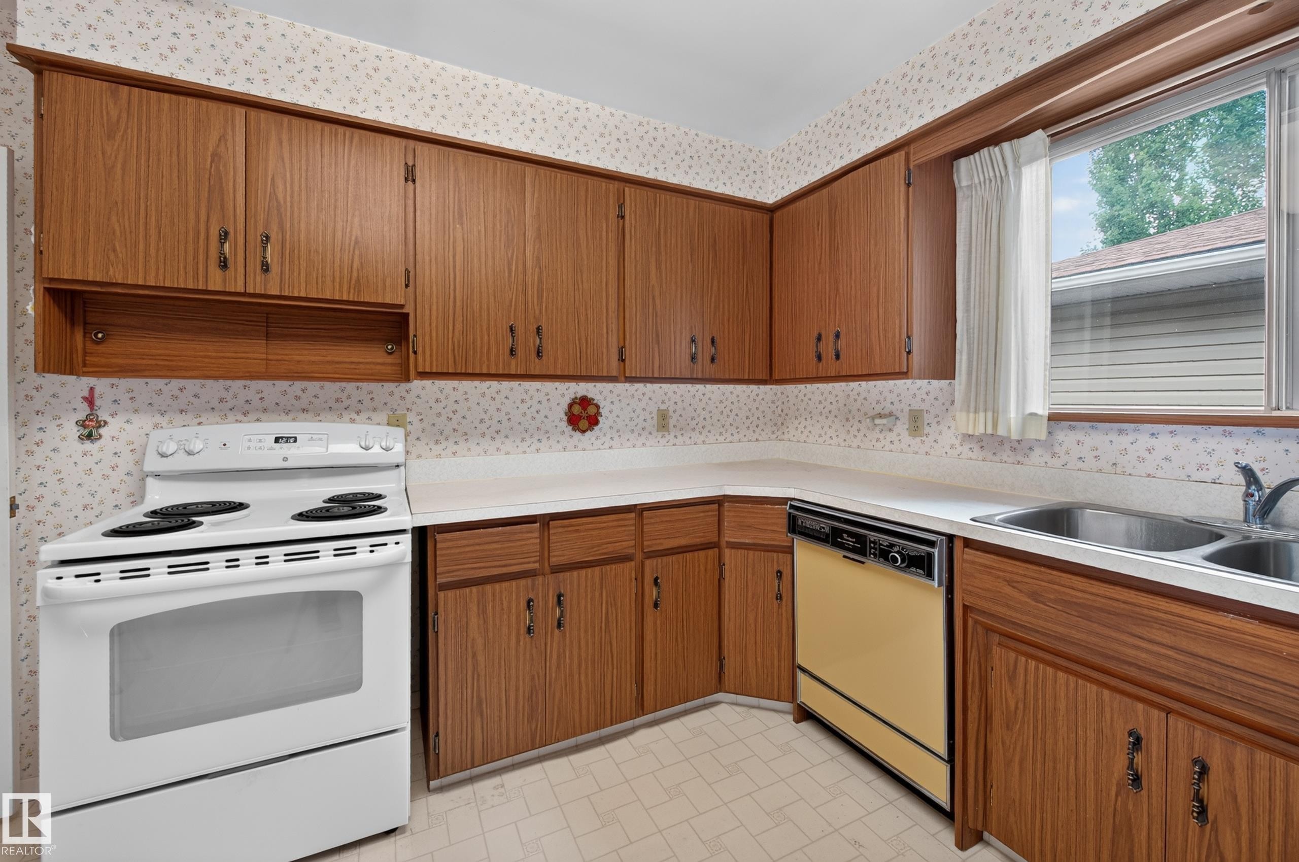 7704 104 Avenue Nw, Edmonton, AB