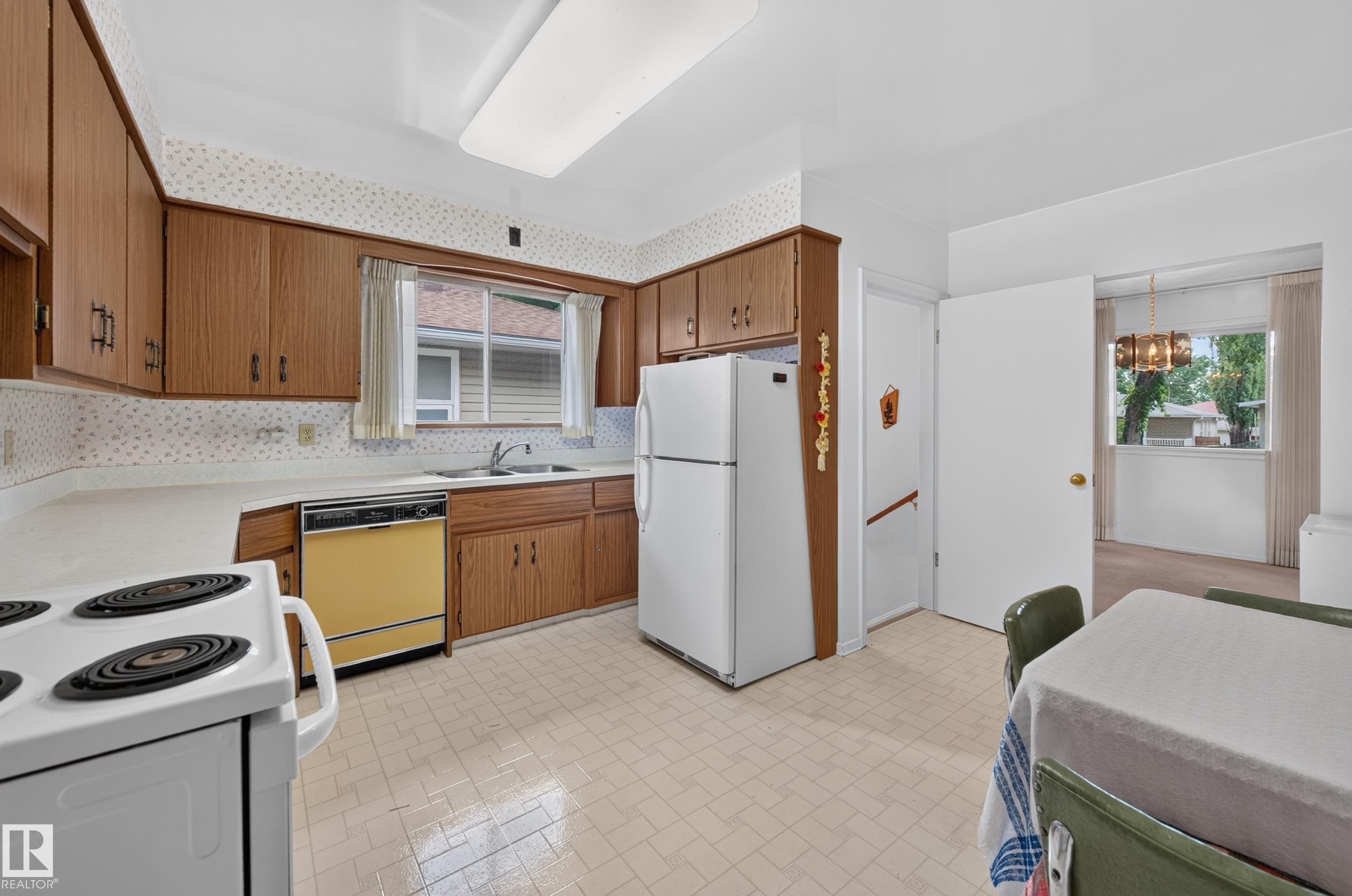 7704 104 Avenue Nw, Edmonton, AB