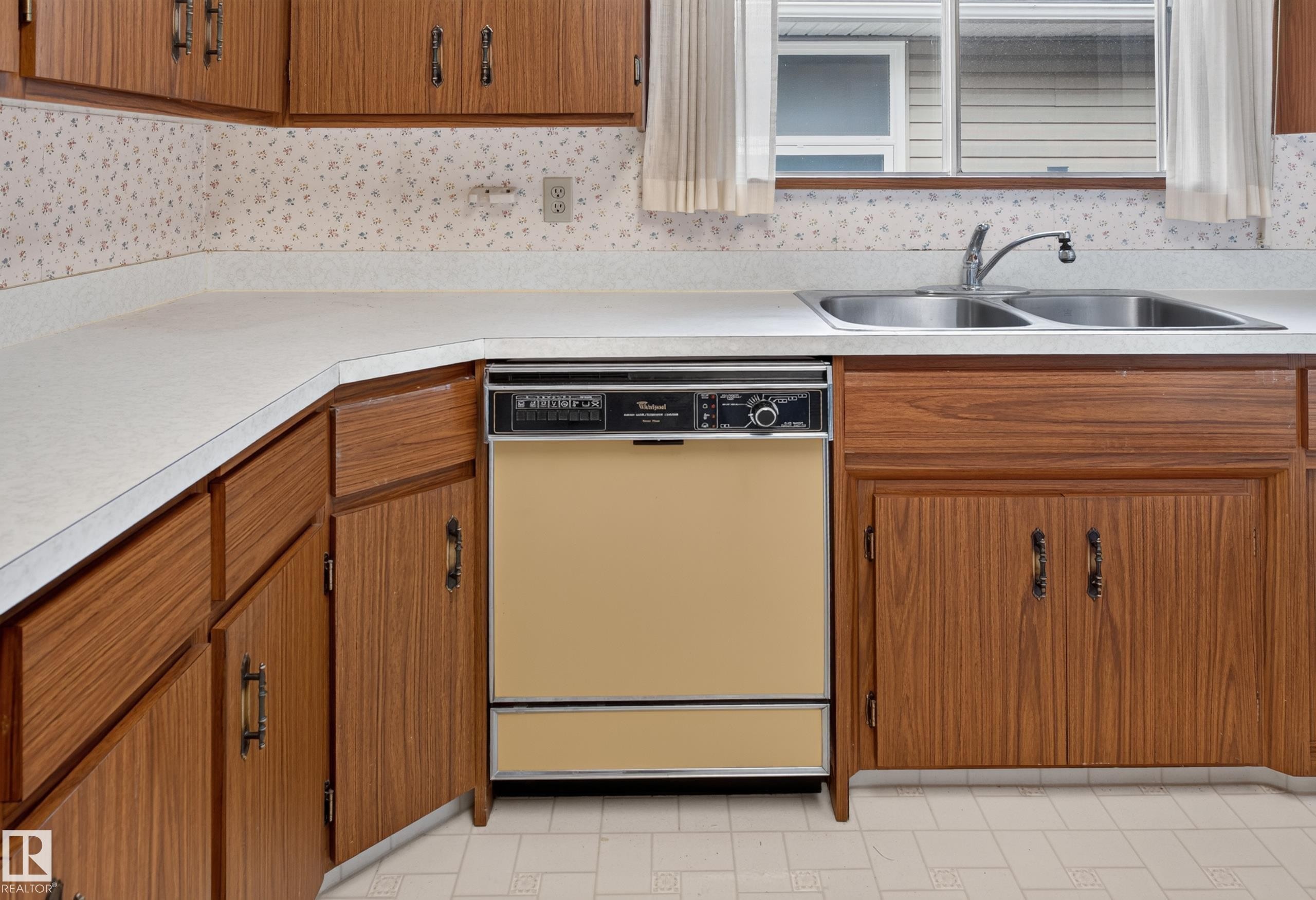 7704 104 Avenue Nw, Edmonton, AB