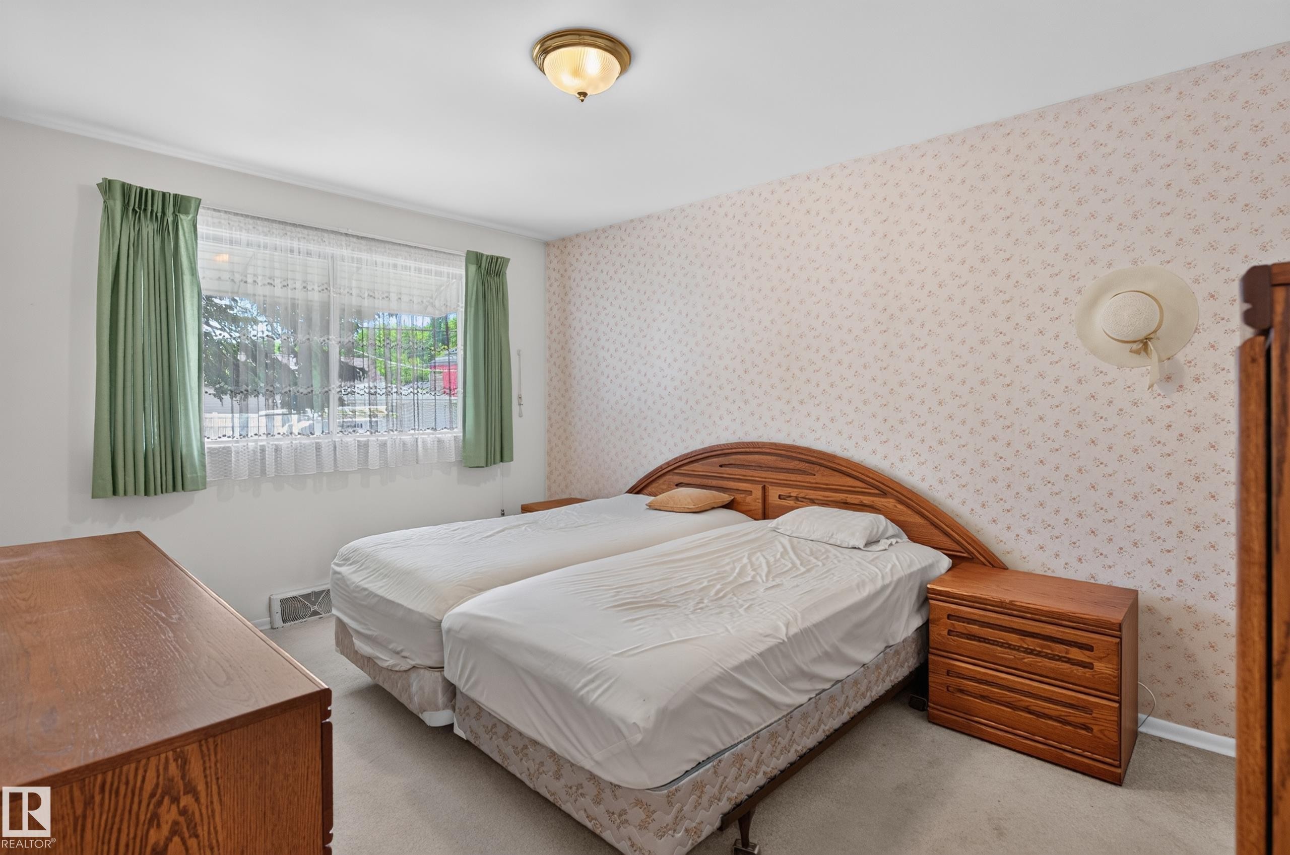 7704 104 Avenue Nw, Edmonton, AB