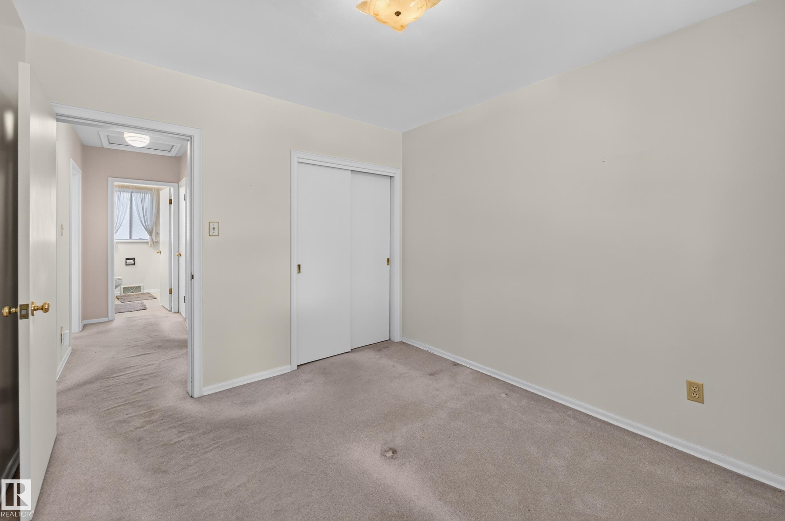 7704 104 Avenue Nw, Edmonton, AB