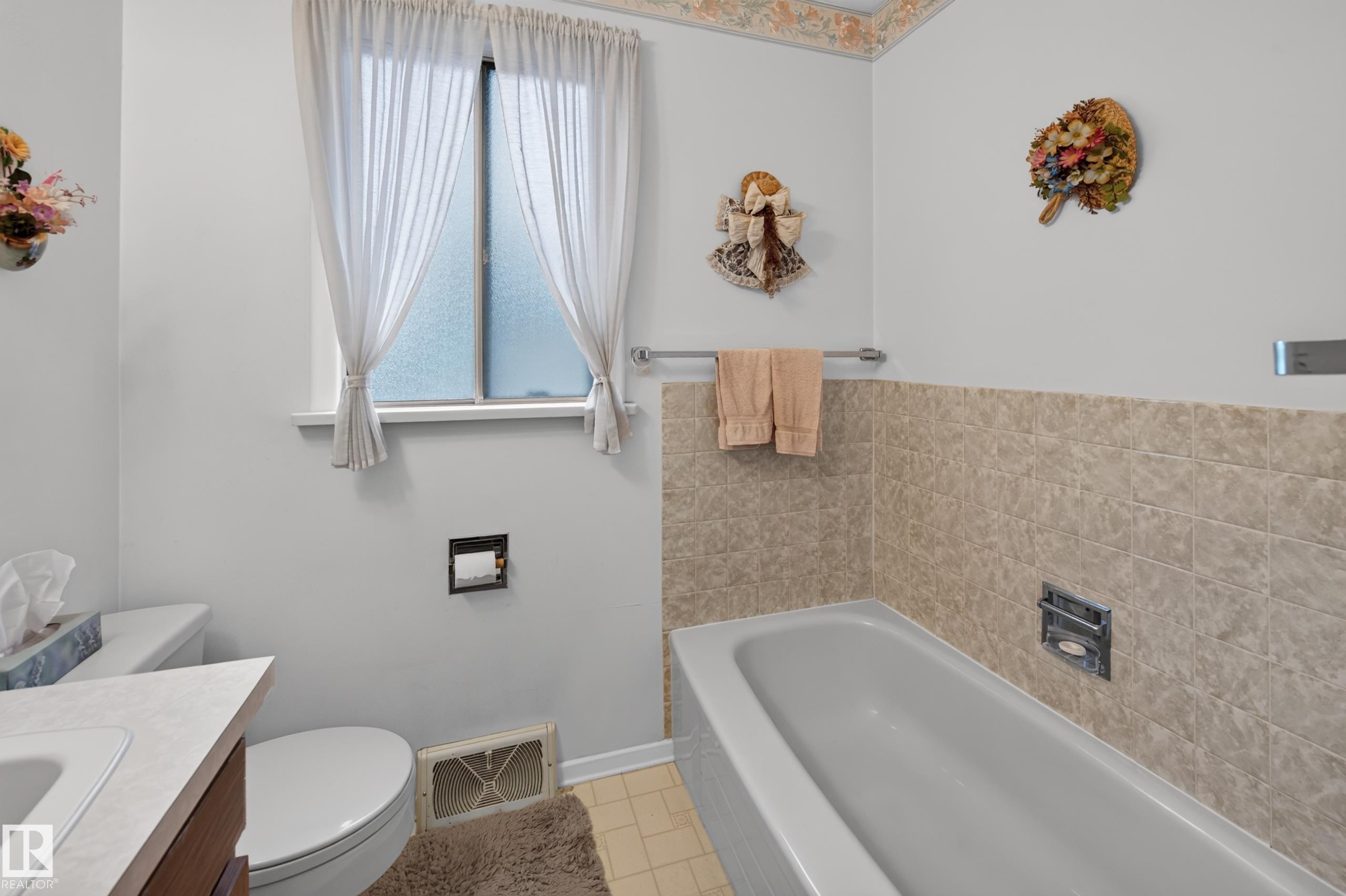 7704 104 Avenue Nw, Edmonton, AB
