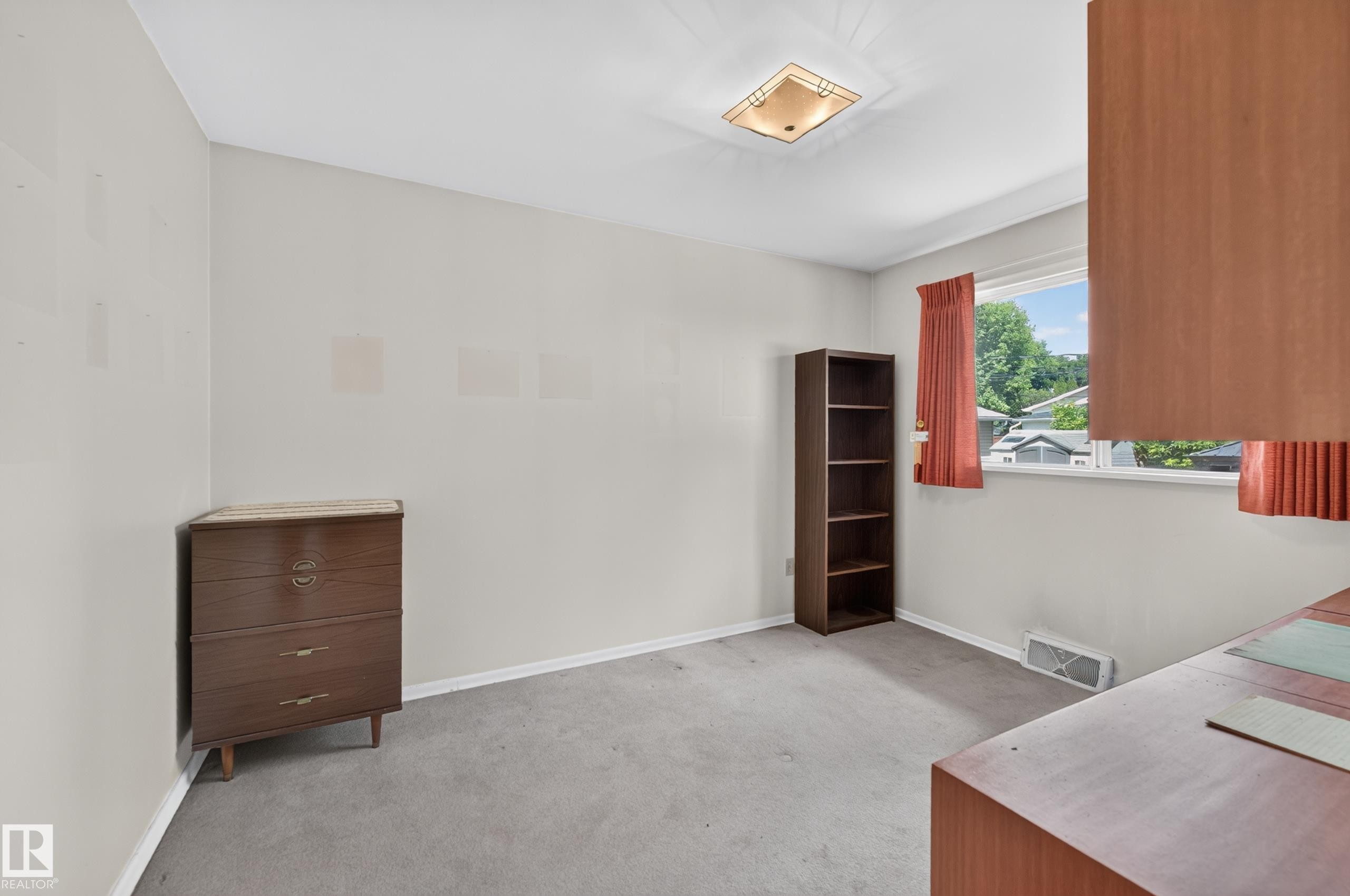7704 104 Avenue Nw, Edmonton, AB