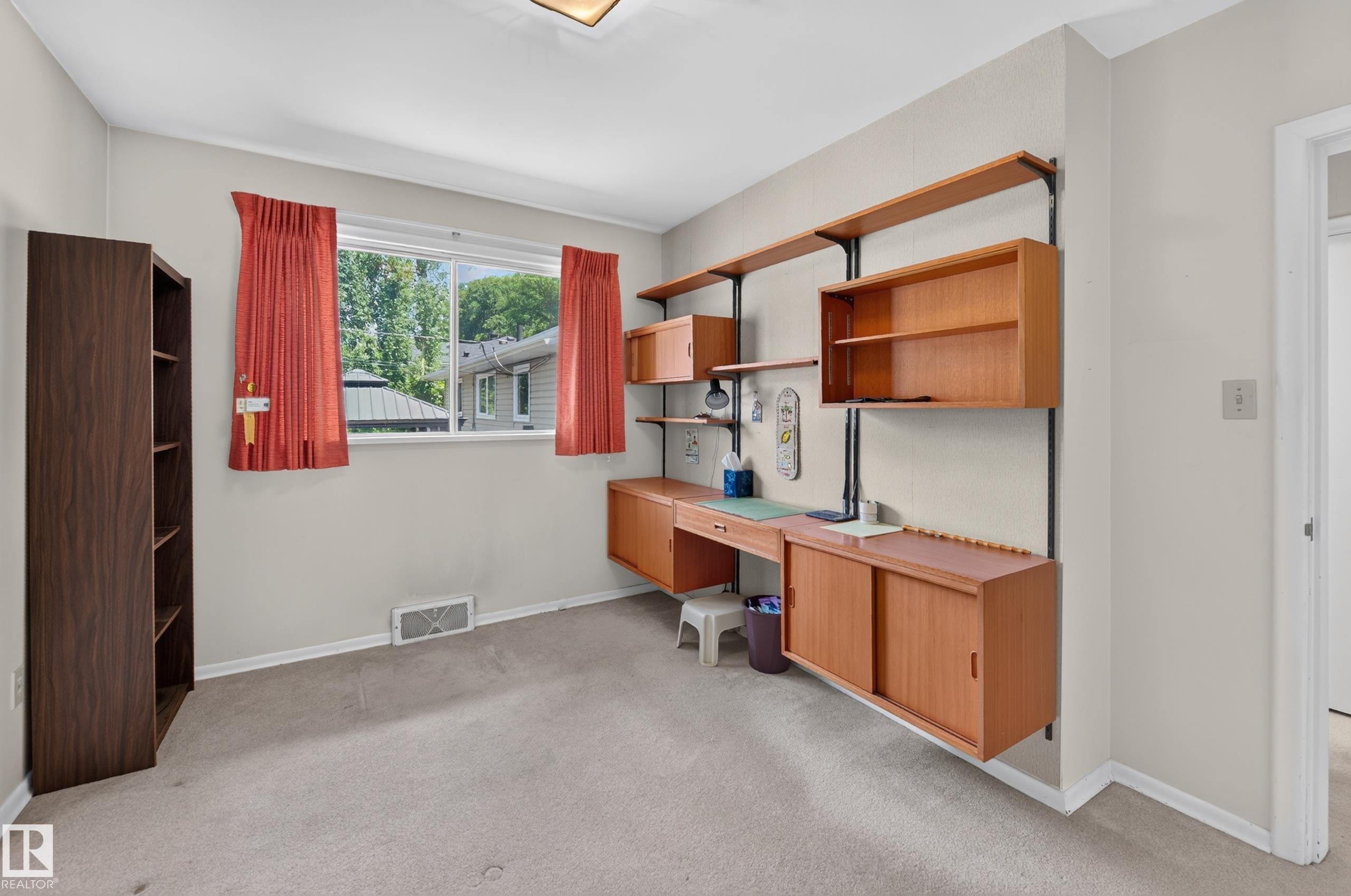 7704 104 Avenue Nw, Edmonton, AB