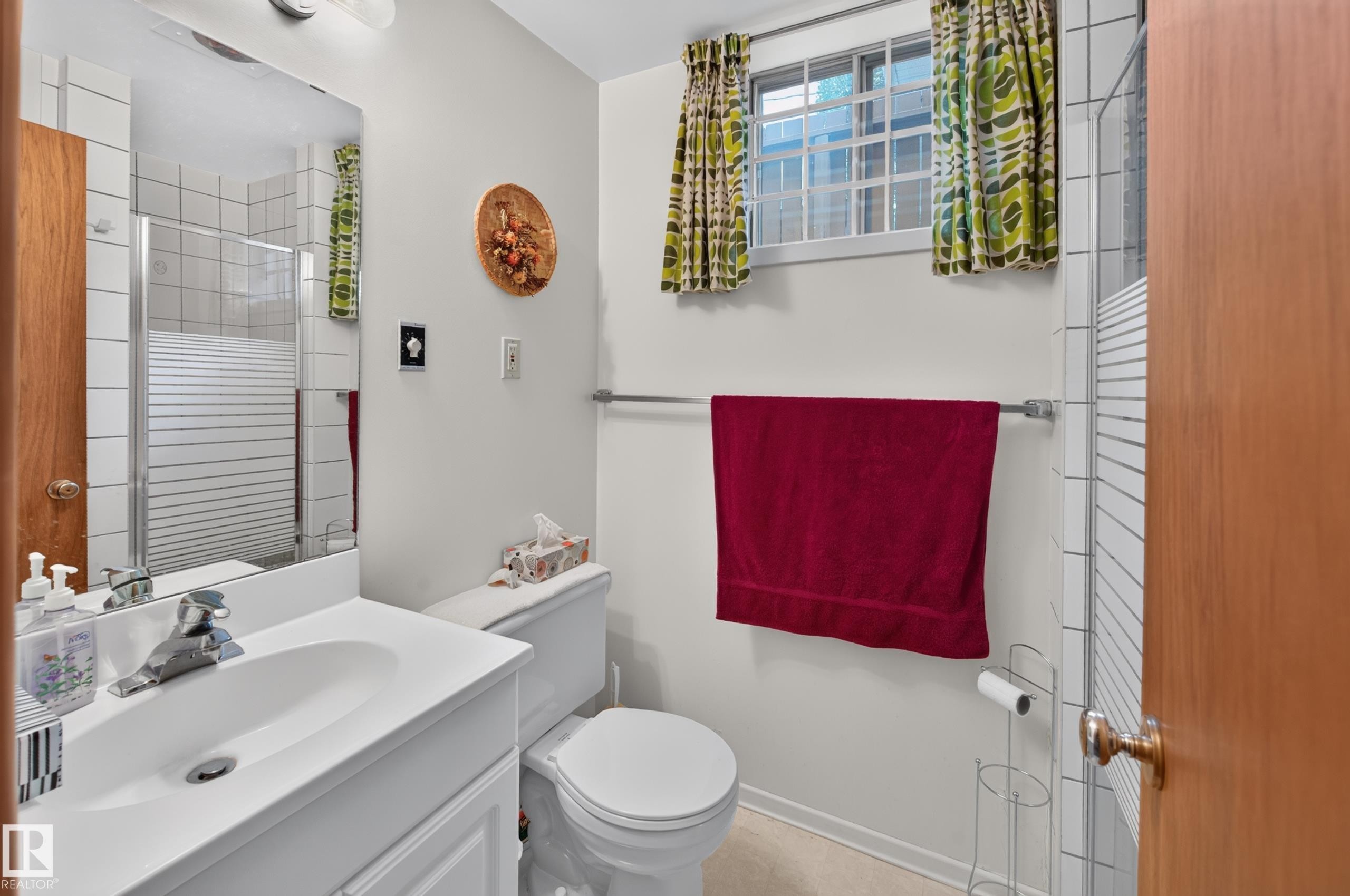 7704 104 Avenue Nw, Edmonton, AB
