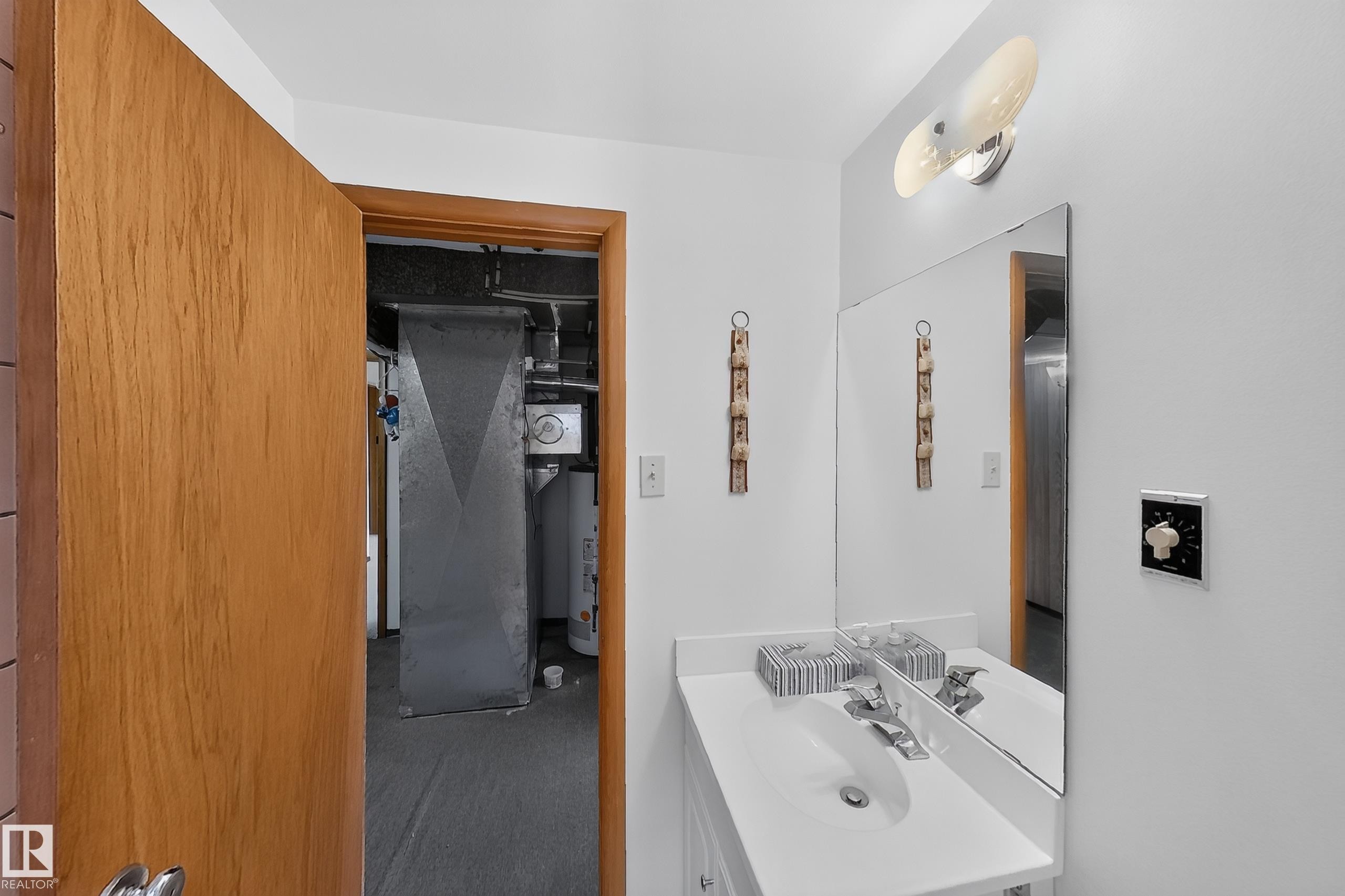 7704 104 Avenue Nw, Edmonton, AB