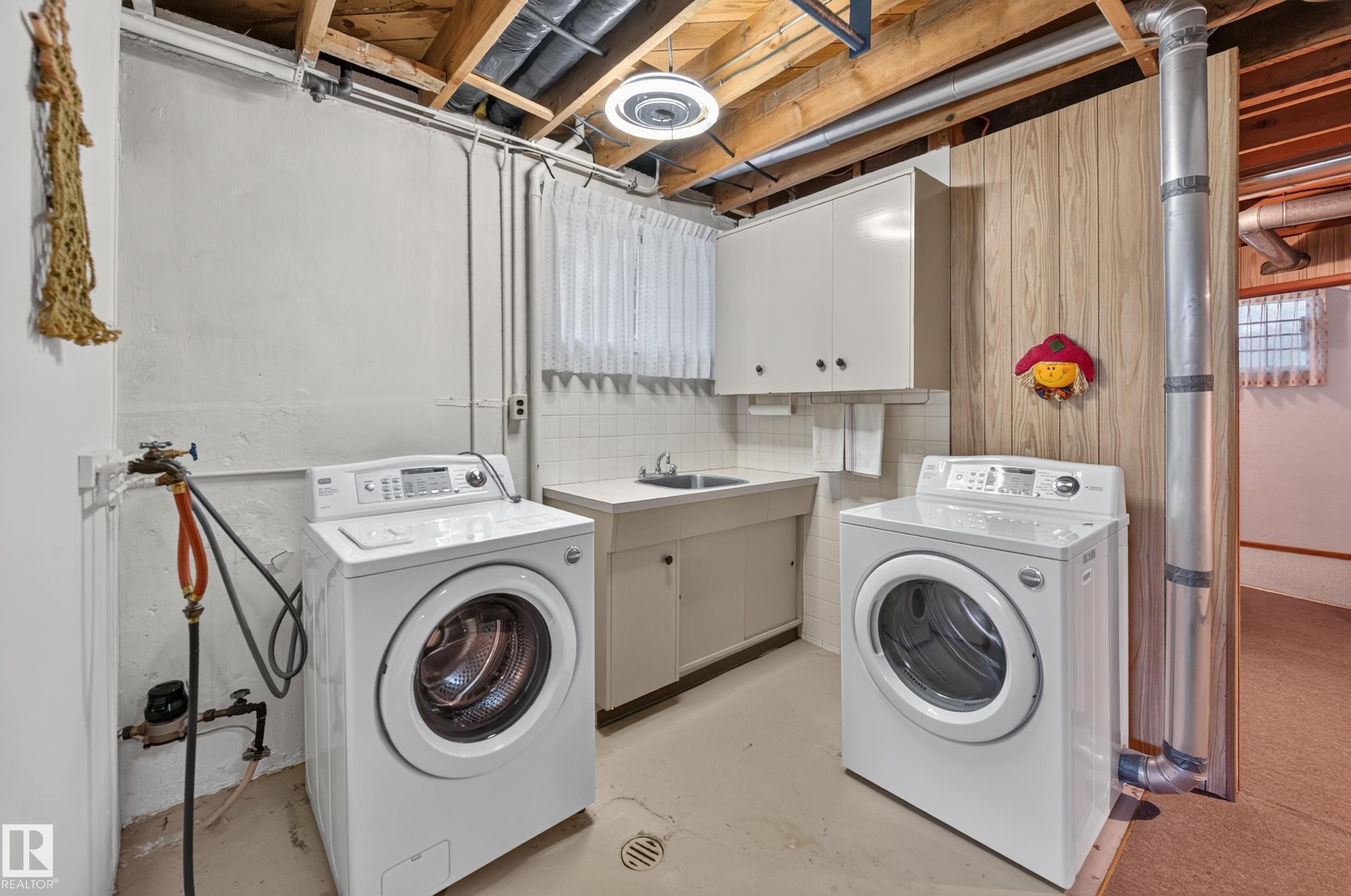 7704 104 Avenue Nw, Edmonton, AB
