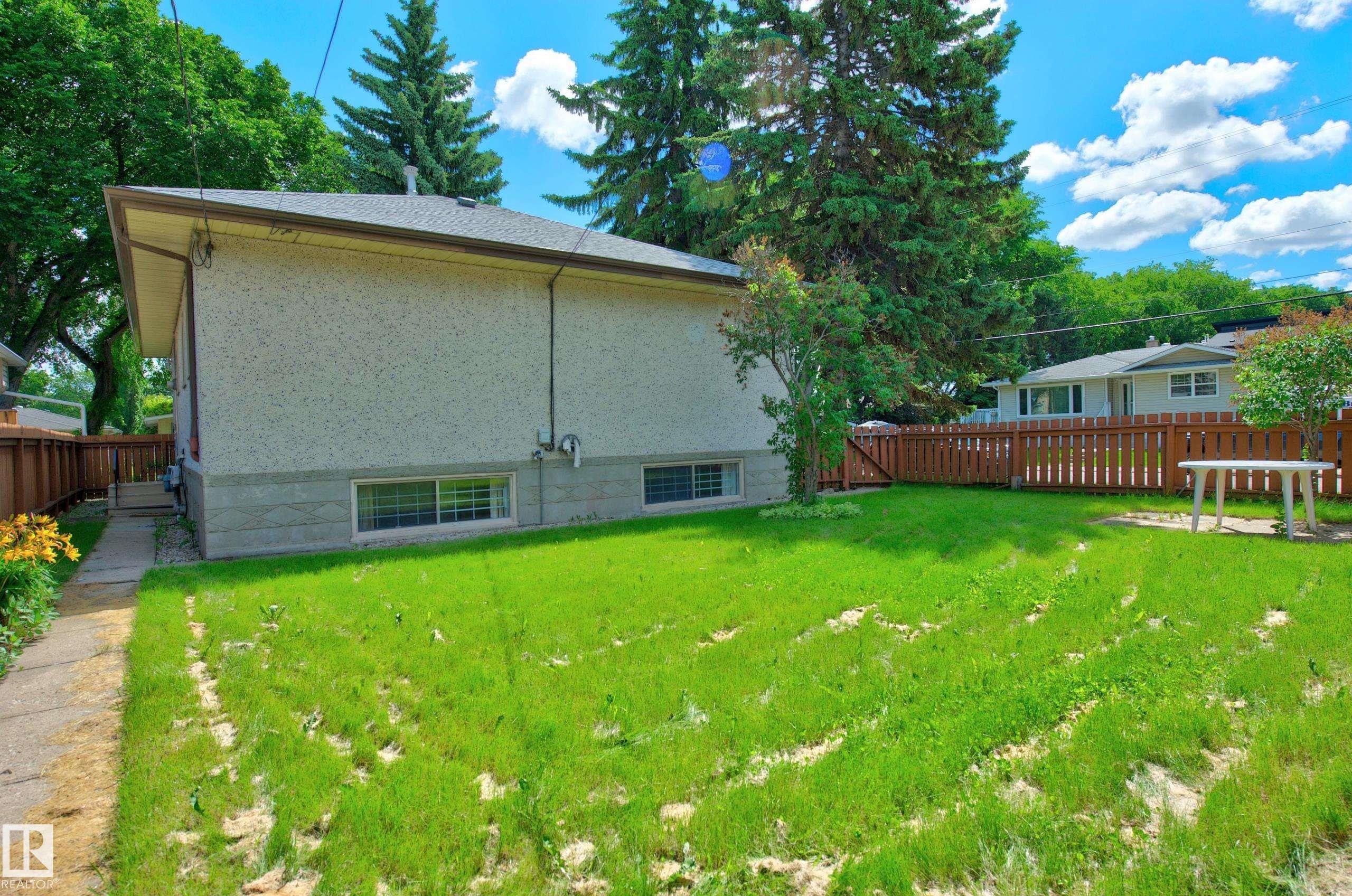 7704 104 Avenue Nw, Edmonton, AB