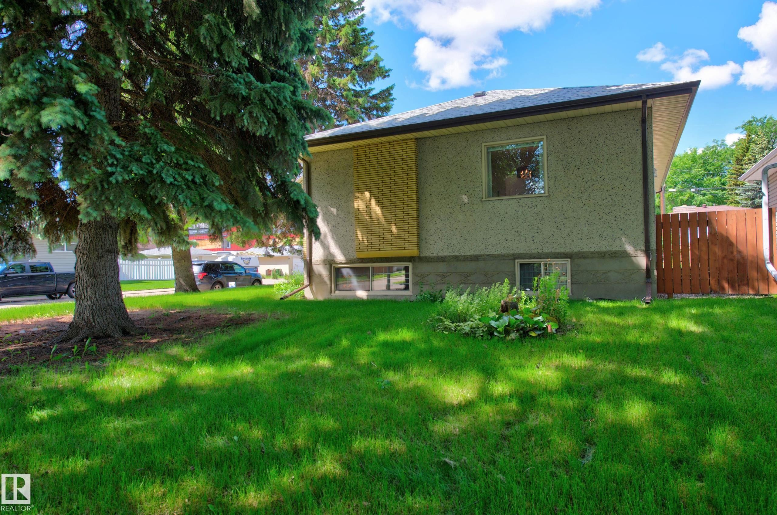 7704 104 Avenue Nw, Edmonton, AB