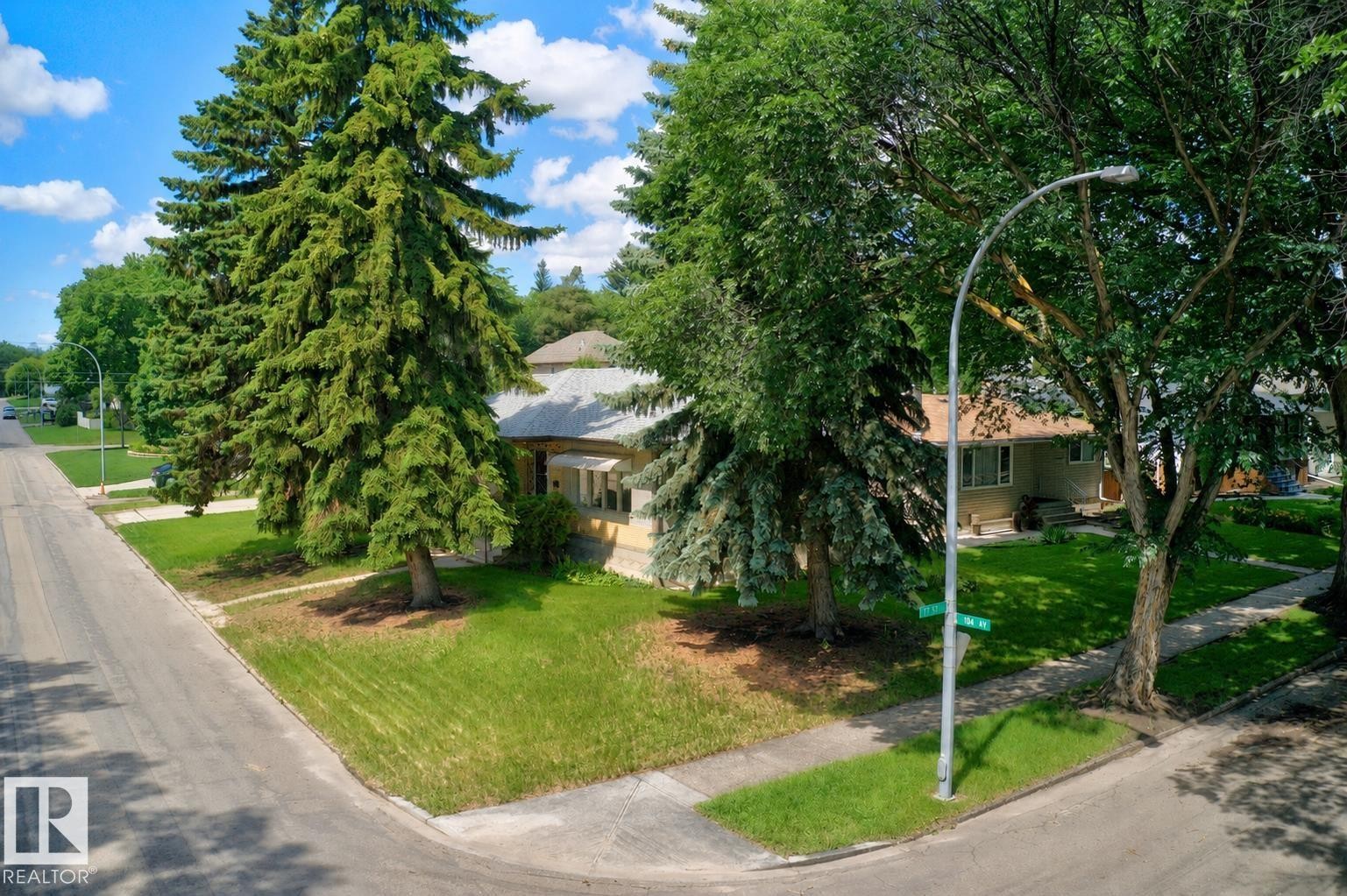 7704 104 Avenue Nw, Edmonton, AB