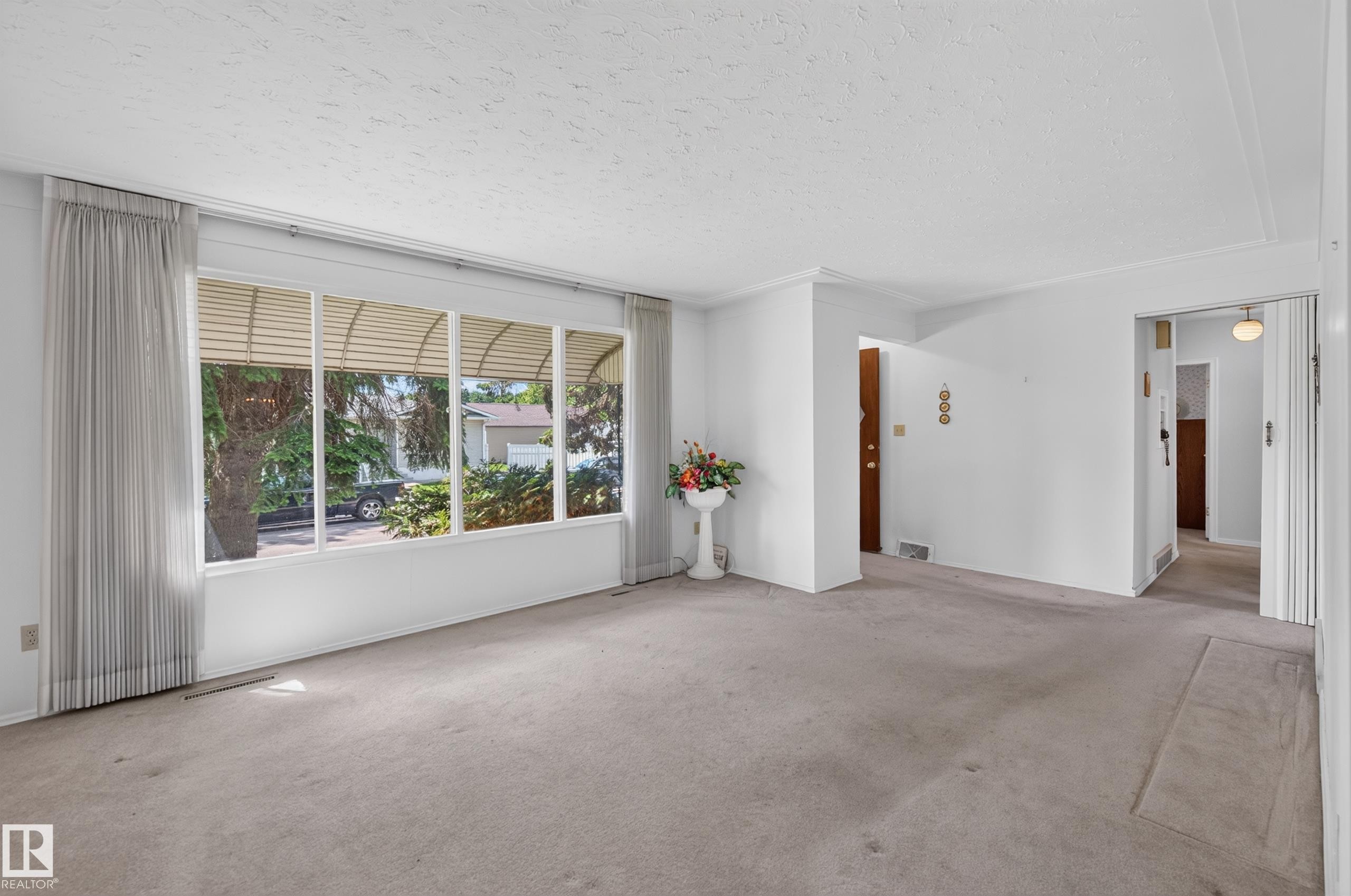 7704 104 Avenue Nw, Edmonton, AB