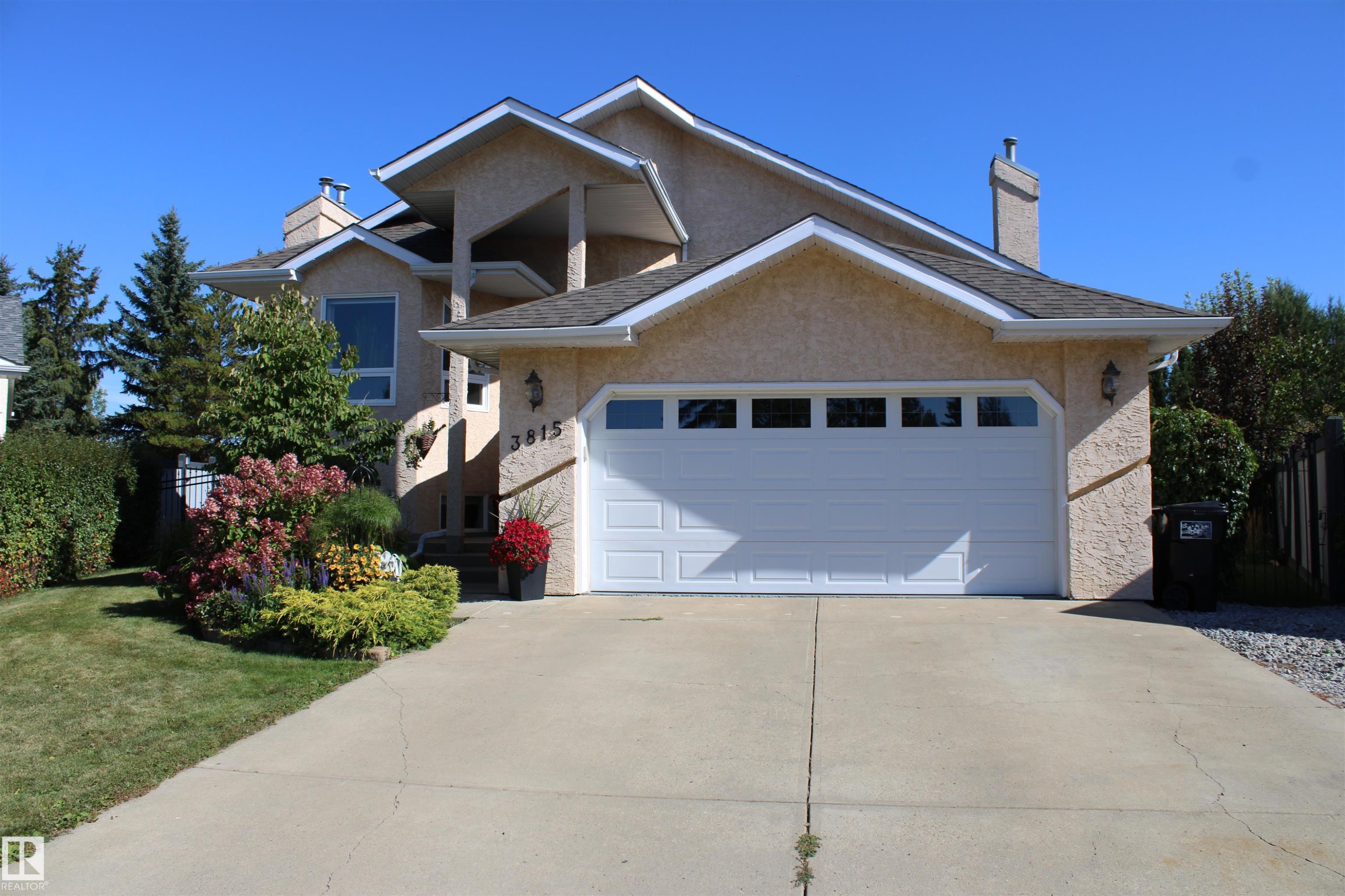 Gorgeous home in a quiet cul-de-sac setting. - 3815 41 Street Nw, Edmonton, AB