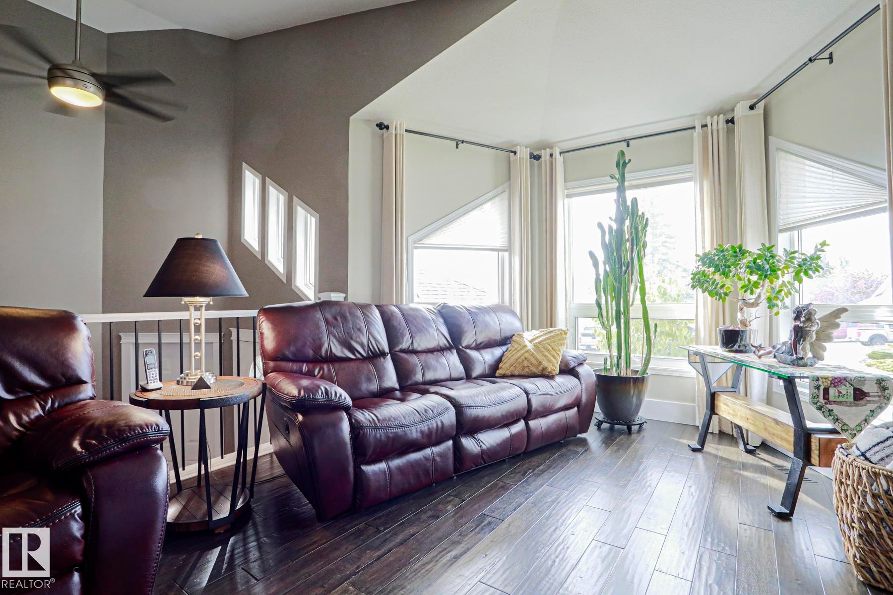 Wood-finish flooring throughout - 3815 41 Street Nw, Edmonton, AB