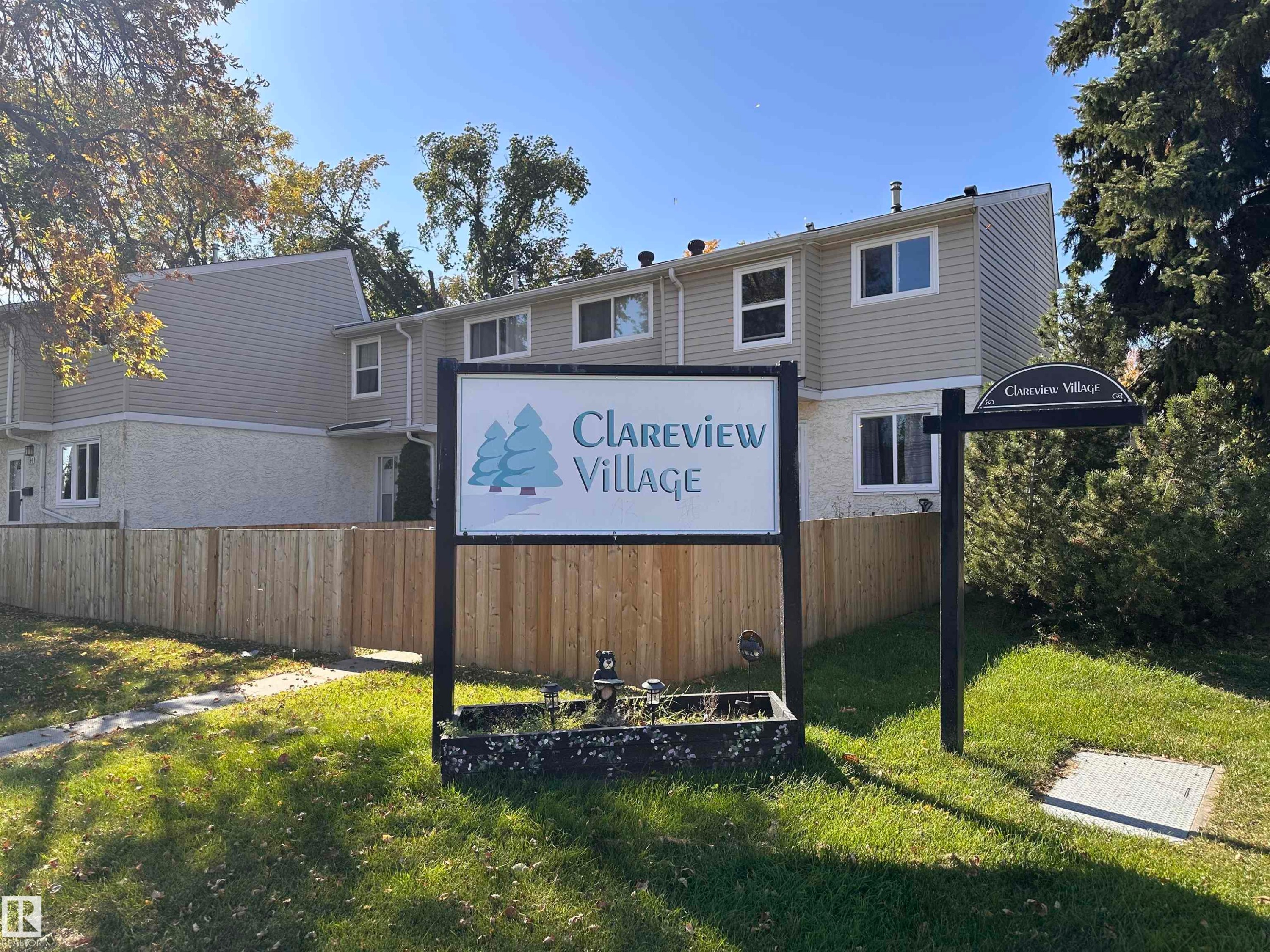 Multi-level building with horizontal siding and stucco exterior - 9G Clareview Village Nw, Edmonton, AB