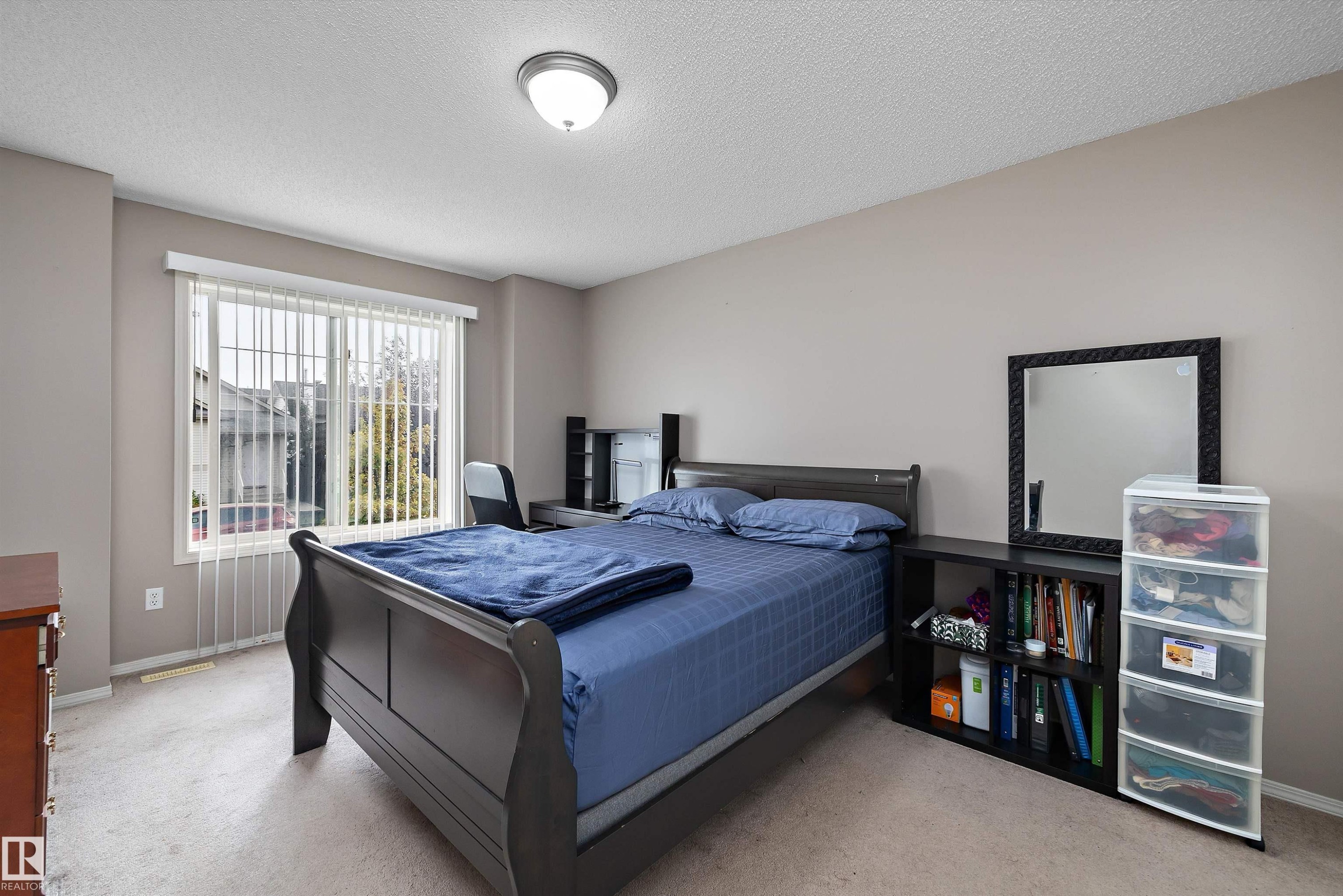 Neutral tone wall finishes, carpeting, and a window with vertical blinds - 3114 32 Avenue Nw, Edmonton, AB