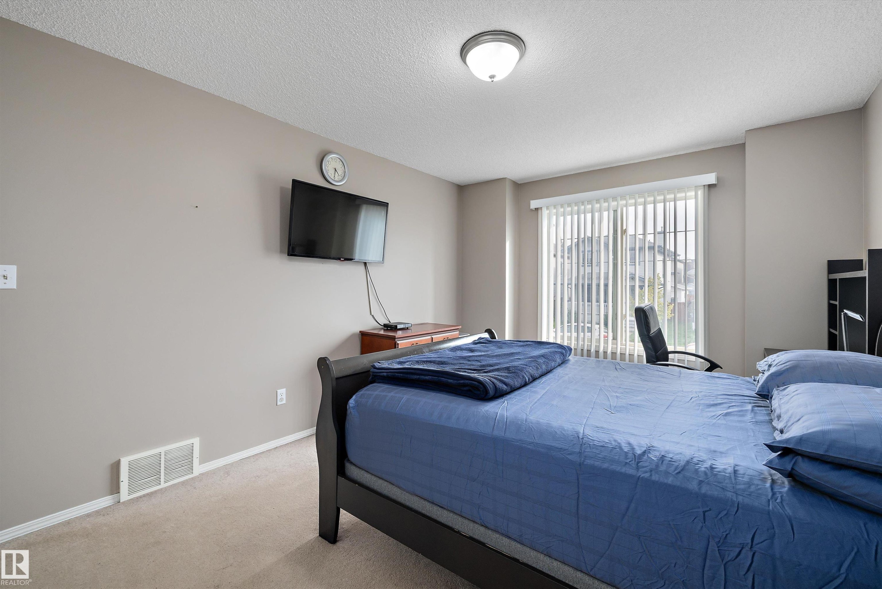 Neutral wall color with wall-to-wall carpeting and a flush-mount ceiling light - 3114 32 Avenue Nw, Edmonton, AB