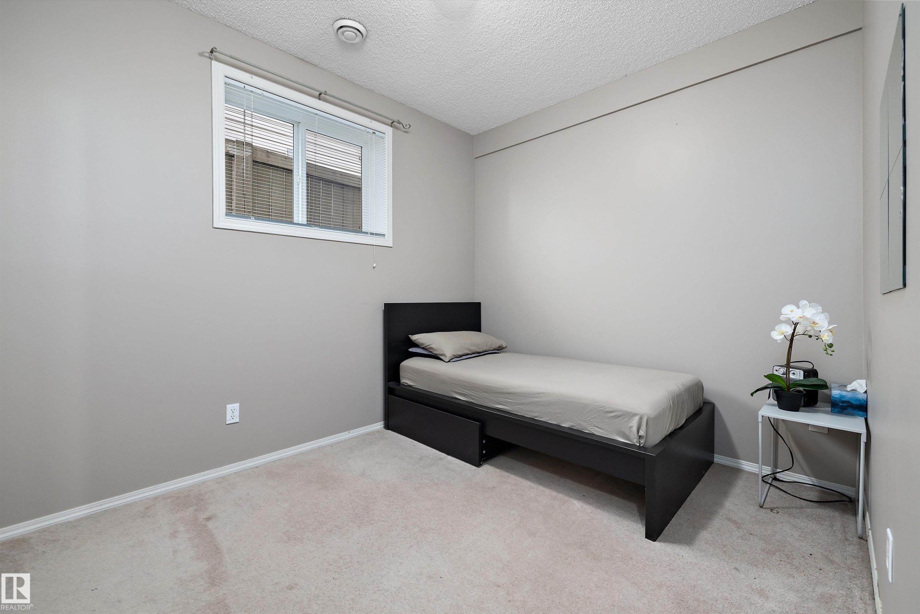 Neutral toned walls with a single window, overhead lighting, and carpeted flooring - 3114 32 Avenue Nw, Edmonton, AB