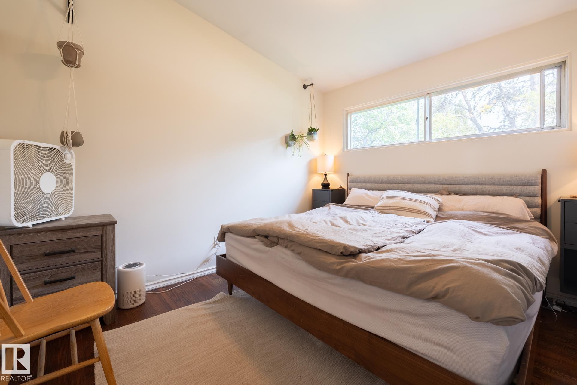 Wood-finish flooring with a neutral area rug - 10972 157 Street Nw, Edmonton, AB
