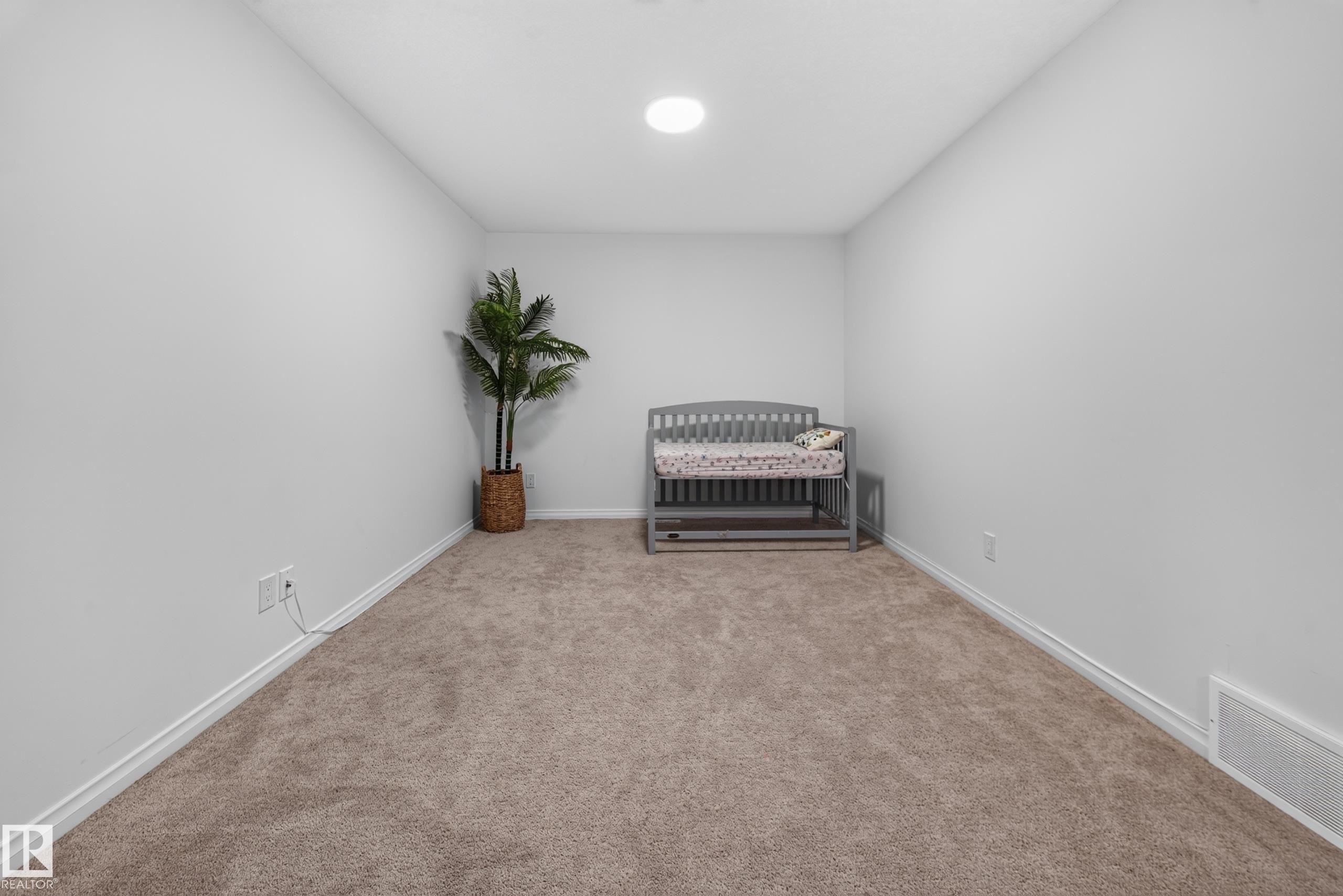 Neutral wall tones with plush carpet flooring and a recessed ceiling light - 4104 3 Avenue Sw, Edmonton, AB