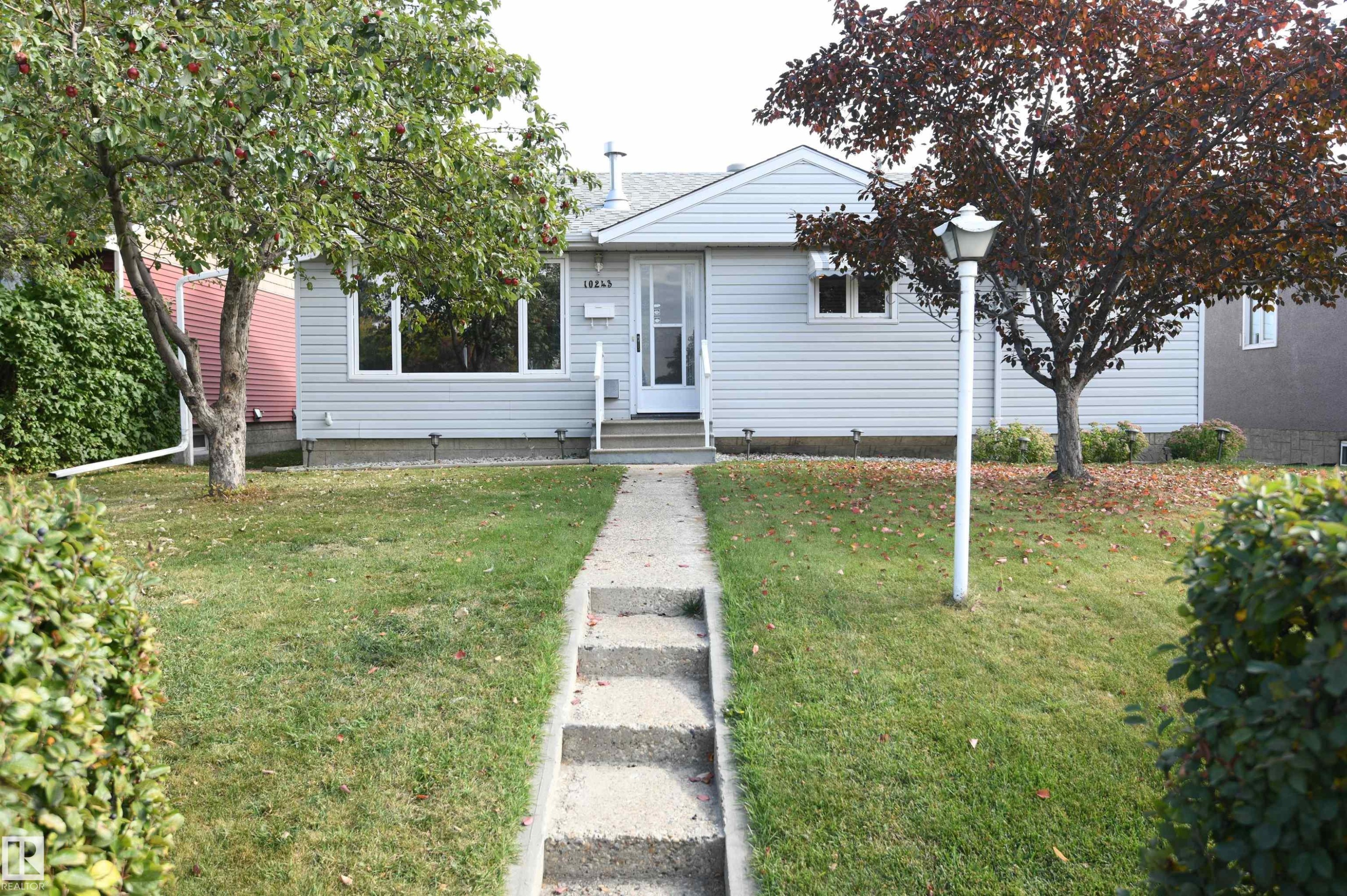 Outstanding value in this 3+2 bedroom bungalow with a gas fireplace, huge rec room, heated oversized garage with 220V, upgraded vinyl windows, recent shingles, high efficiency furnace, all on a quiet street, backing onto the park and ravine in Gold Bar - 10243 42 Street Nw, Edmonton, AB