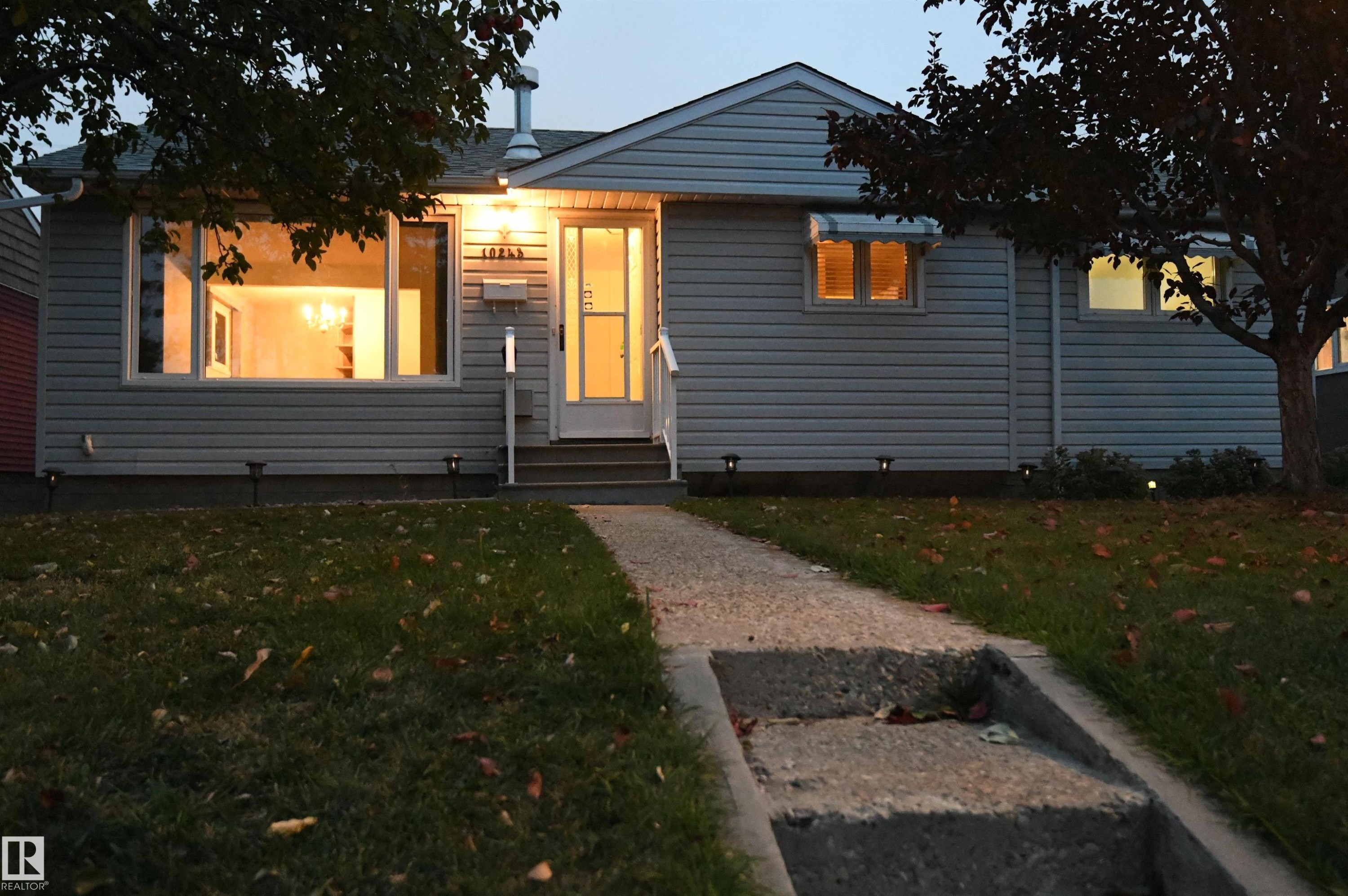 Outstanding value in this 3+2 bedroom bungalow with a gas fireplace, huge rec room, heated oversized garage with 220V, upgraded vinyl windows, recent shingles, high efficiency furnace, all on a quiet street, backing onto the park and ravine in Gold Bar - 10243 42 Street Nw, Edmonton, AB