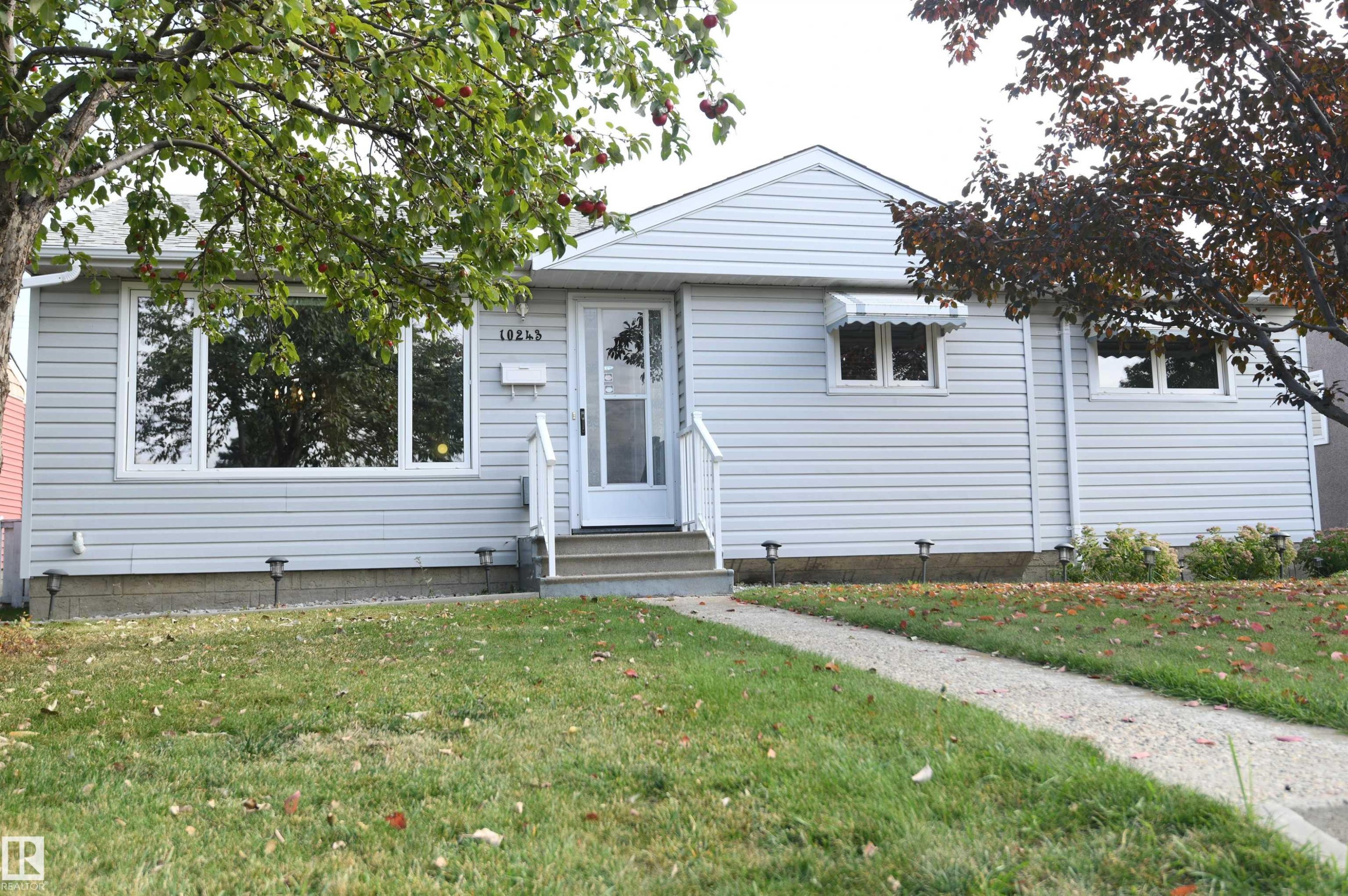 Outstanding value in this 3+2 bedroom bungalow with a gas fireplace, huge rec room, heated oversized garage with 220V, upgraded vinyl windows, recent shingles, high efficiency furnace, all on a quiet street, backing onto the park and ravine in Gold Bar - 10243 42 Street Nw, Edmonton, AB