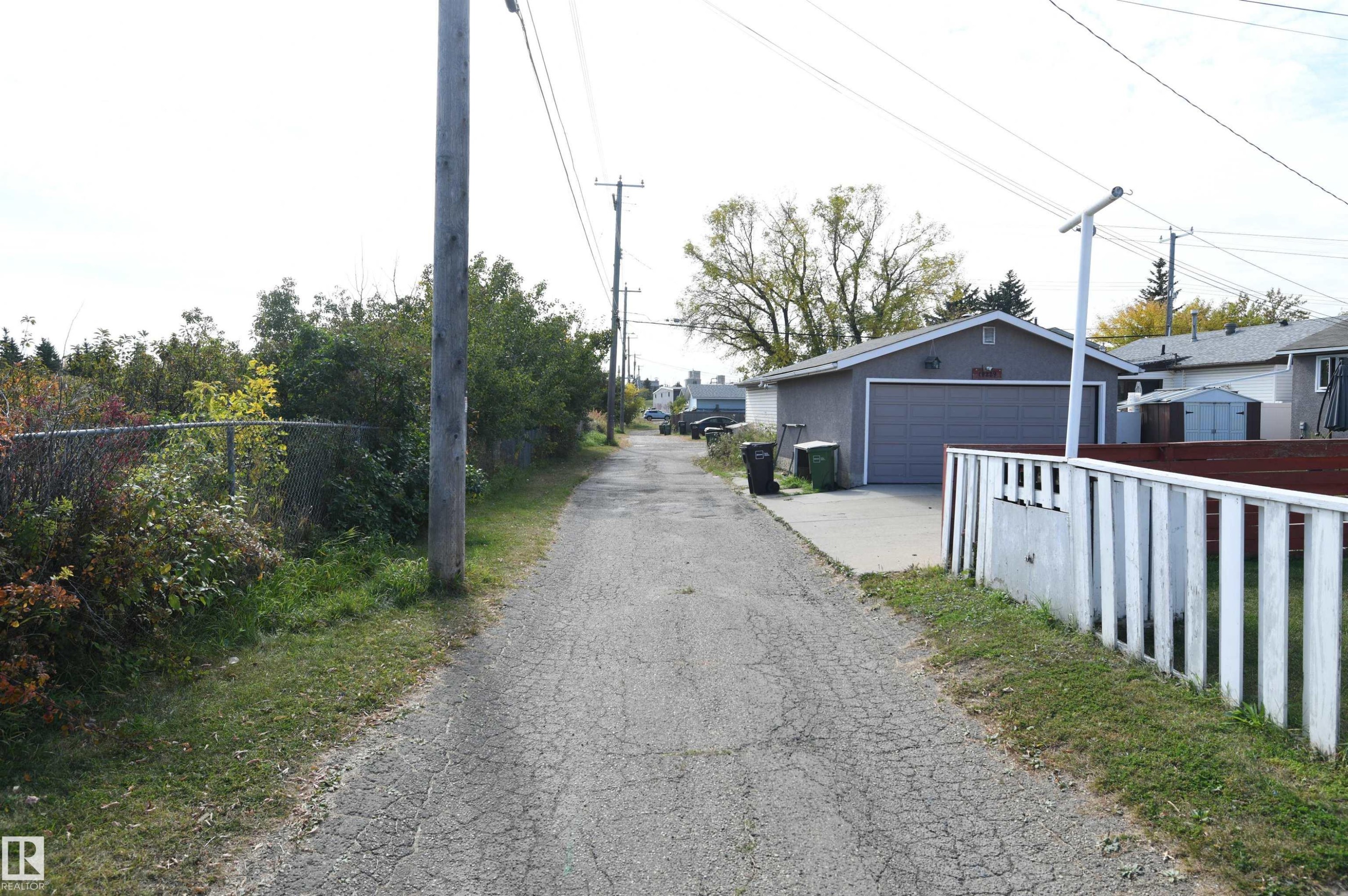 The rear lane backs onto the ravine that connects to Gold Bar Park. Quiet, with no through traffic, this is a great family location - 10243 42 Street Nw, Edmonton, AB