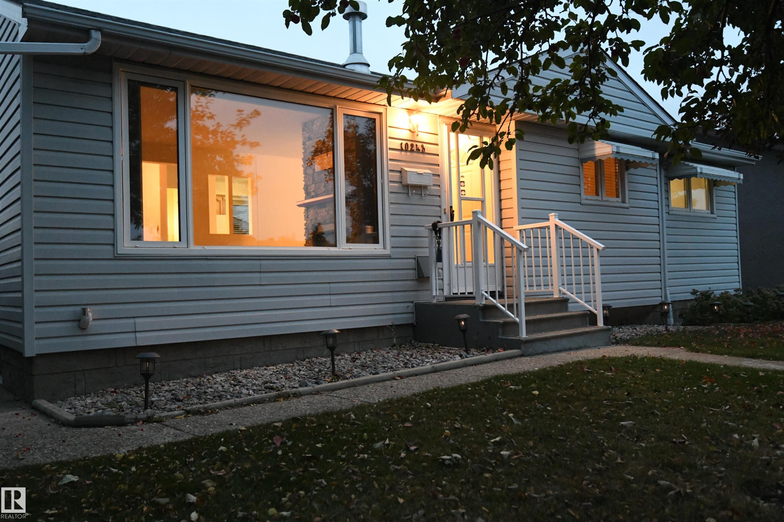 Outstanding value in this 3+2 bedroom bungalow with a gas fireplace, huge rec room, heated oversized garage with 220V, upgraded vinyl windows, recent shingles, high efficiency furnace, all on a quiet street, backing onto the park and ravine in Gold Bar - 10243 42 Street Nw, Edmonton, AB
