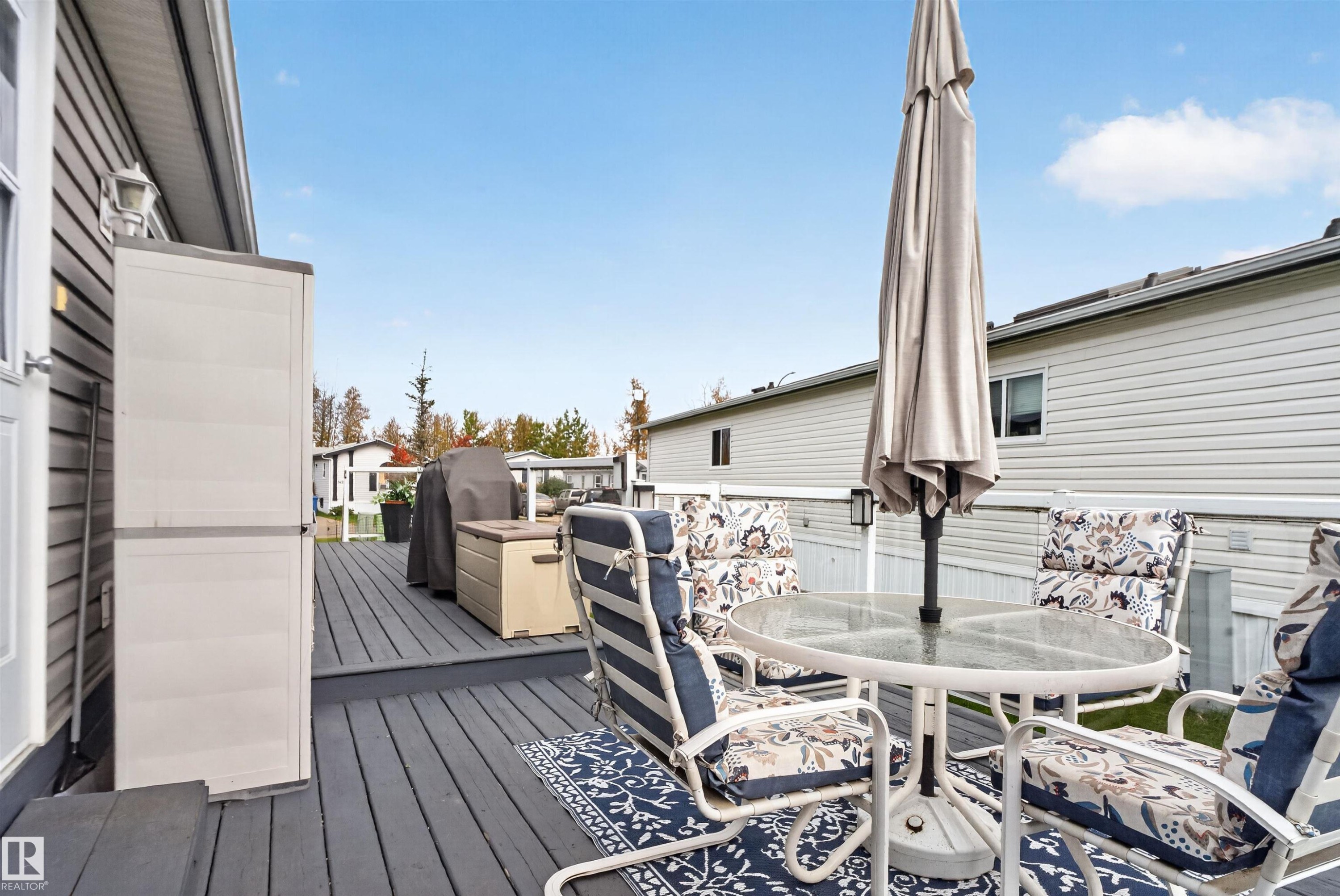 Expansive outdoor deck with gray wood-finish decking - 1405 53222 Range Road 272, Rural Parkland County, AB