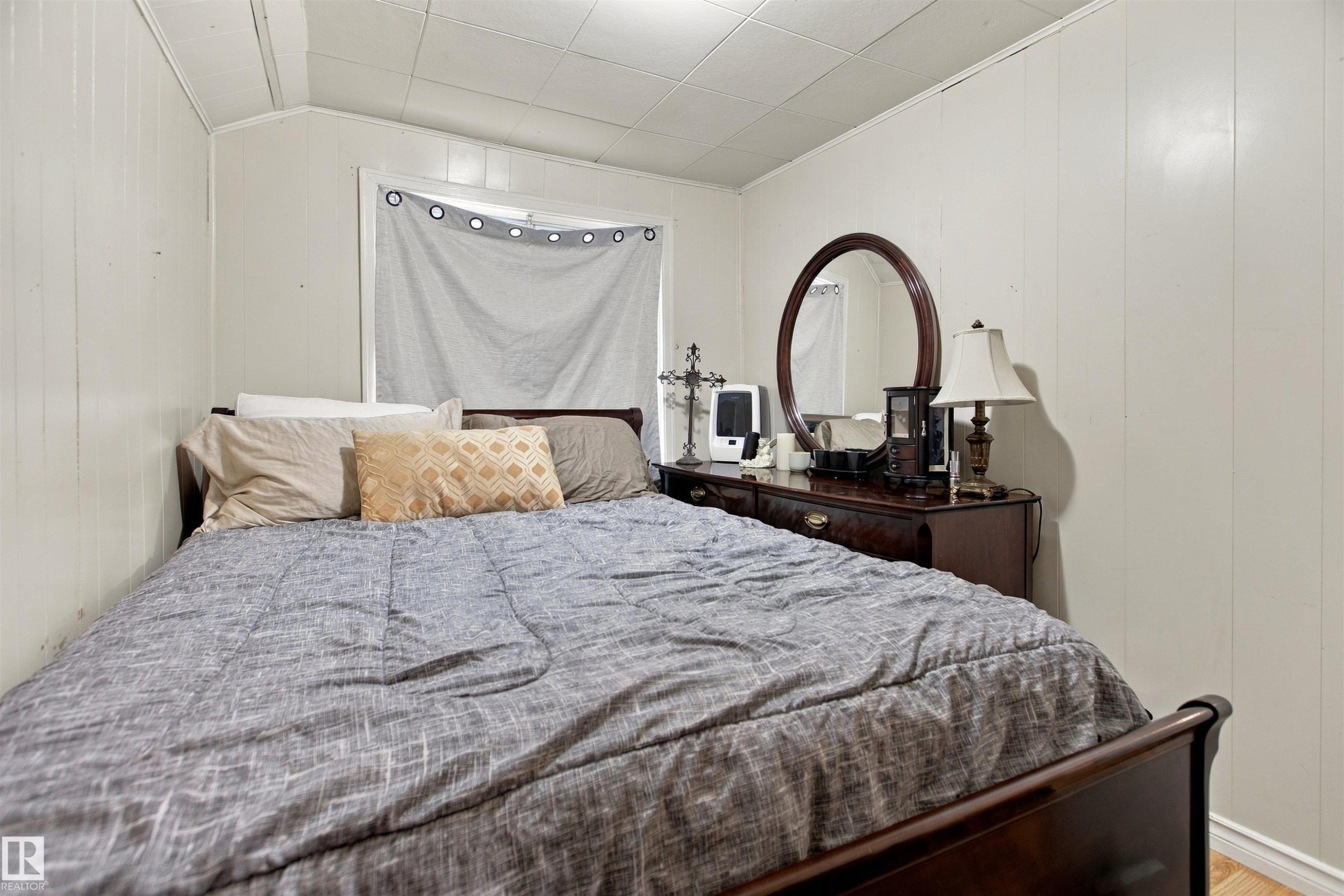 Wood paneling on walls - 12707 73 Street Nw, Edmonton, AB