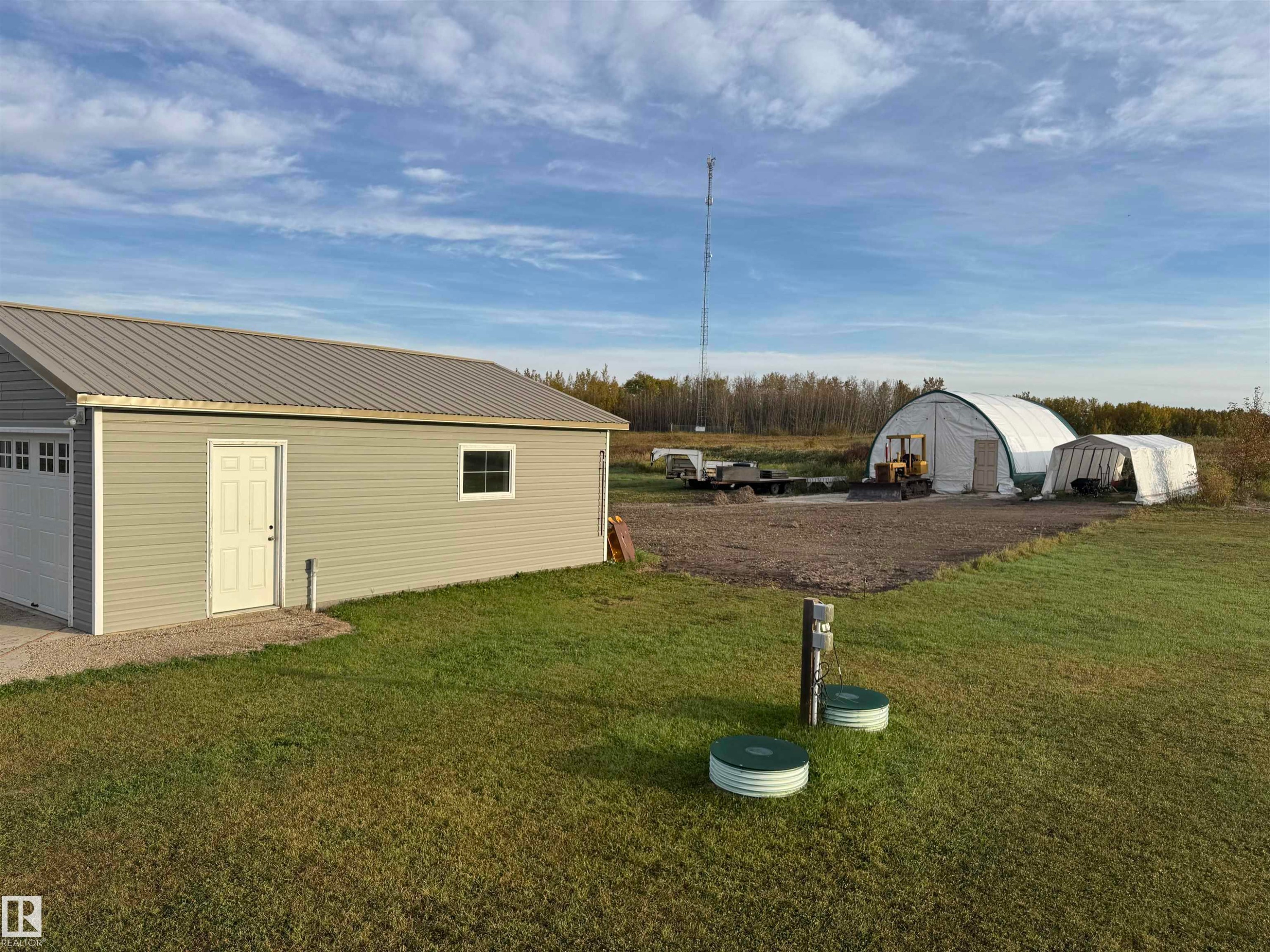 Detached garage with horizontal siding and a metal roof - 20120 Twp Rd 515, Rural Beaver County, AB
