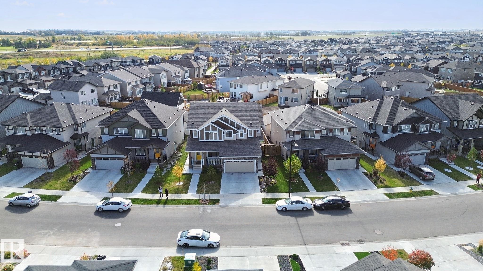 Contemporary residential architecture featuring a gabled roofline and multiple windows - 153 Cavanagh Common Sw, Edmonton, AB