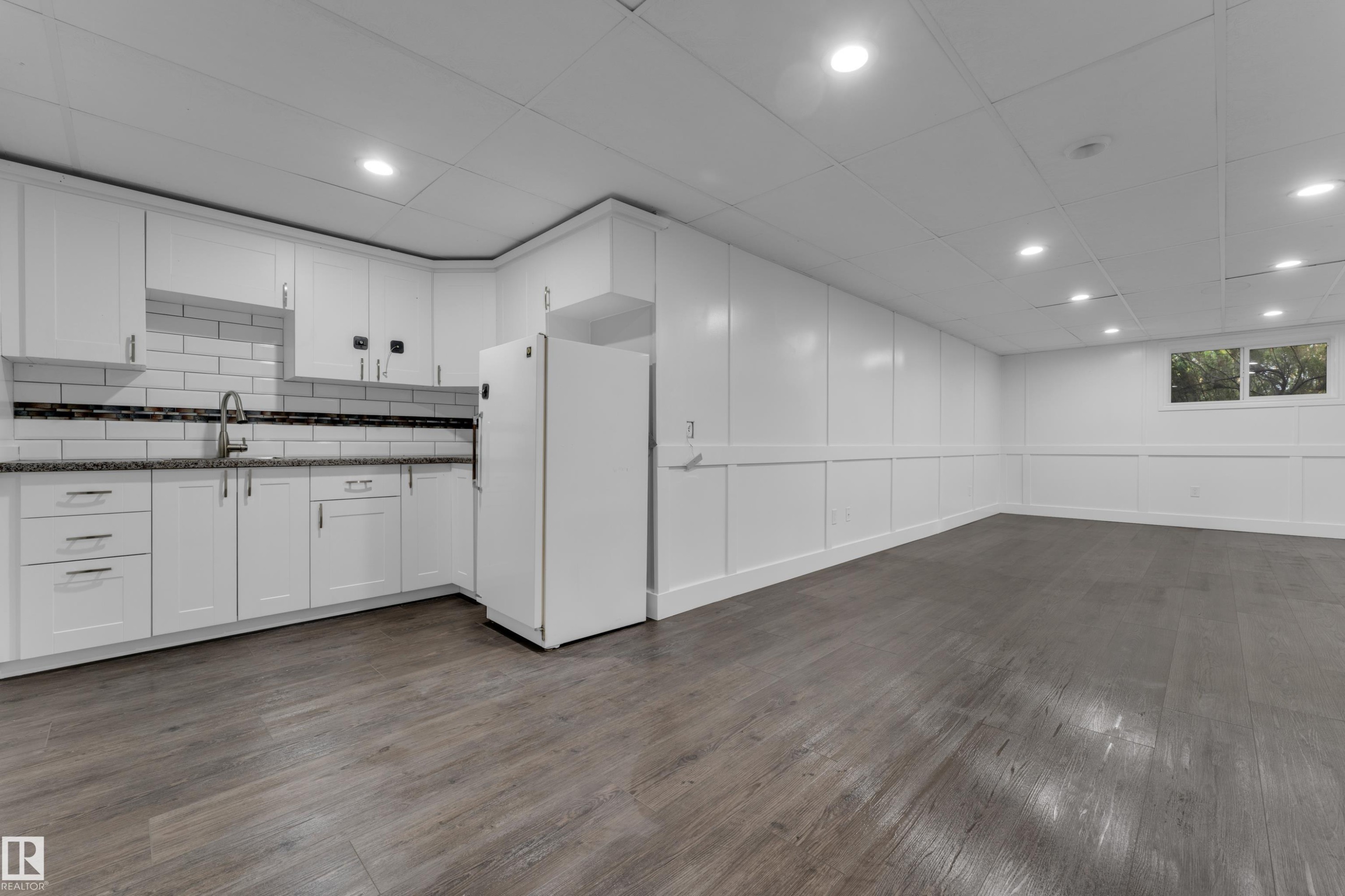 White cabinetry with granite-style countertops and a subway tile backsplash - 52314 Rge Road 215, Rural Strathcona County, AB