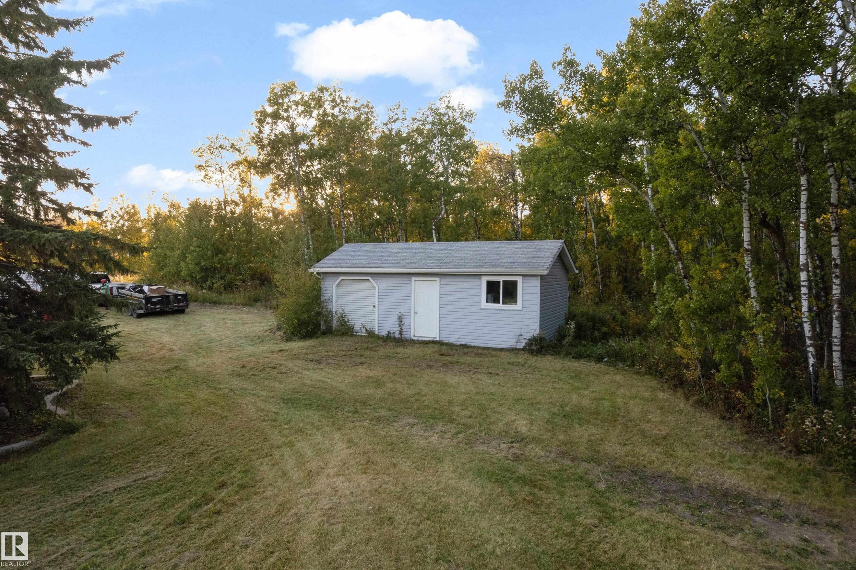 Detached auxiliary building with a single garage door and a separate entry door - 52314 Rge Road 215, Rural Strathcona County, AB