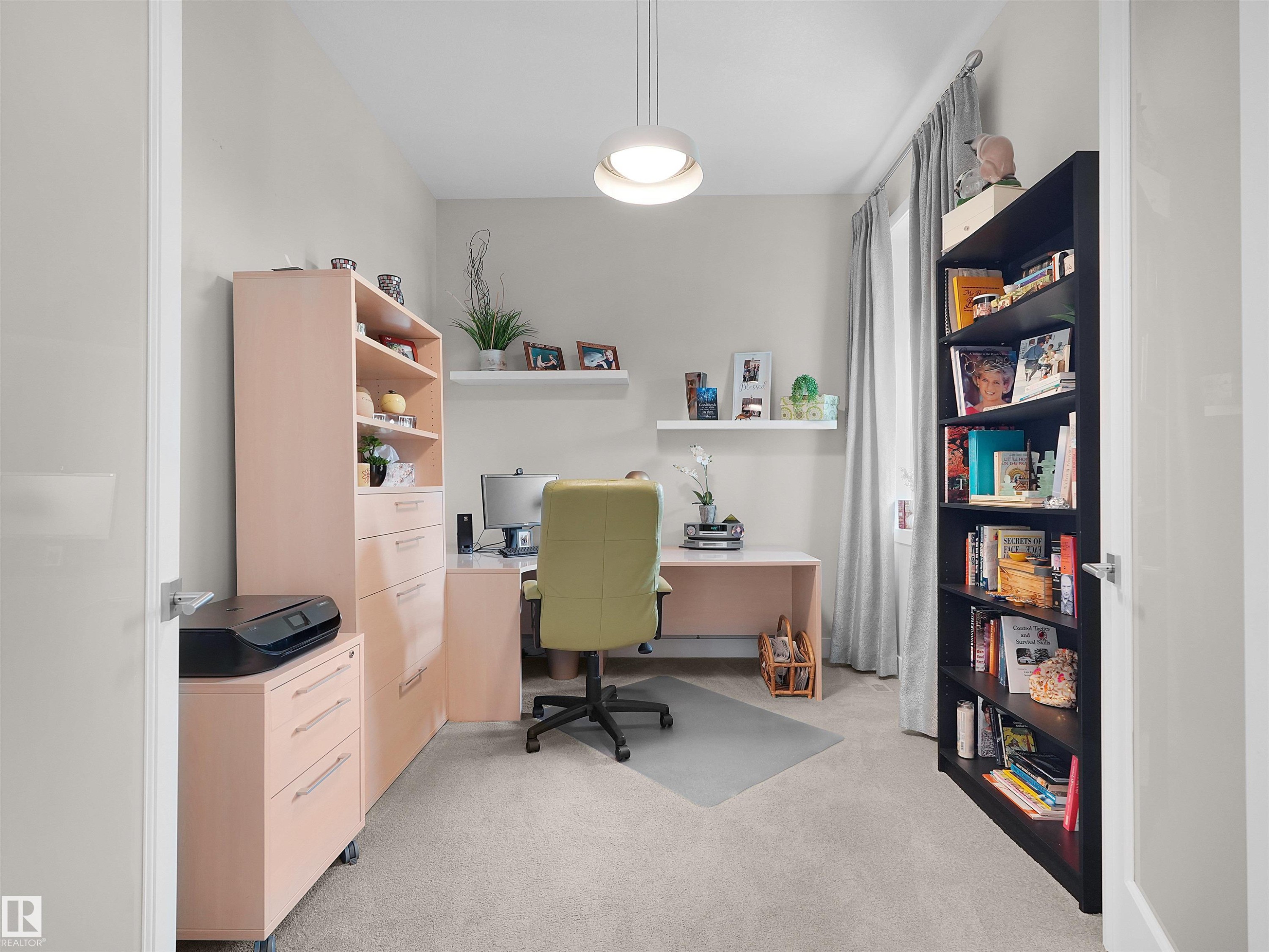 Neutral wall paint, light-toned carpeting, and a modern pendant light fixture - 904 Wood Place Nw, Edmonton, AB