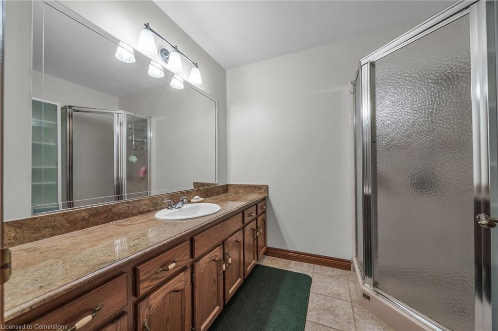 3 Shoreline Crescent, Grimsby, ON - Indoor Photo Showing Bathroom