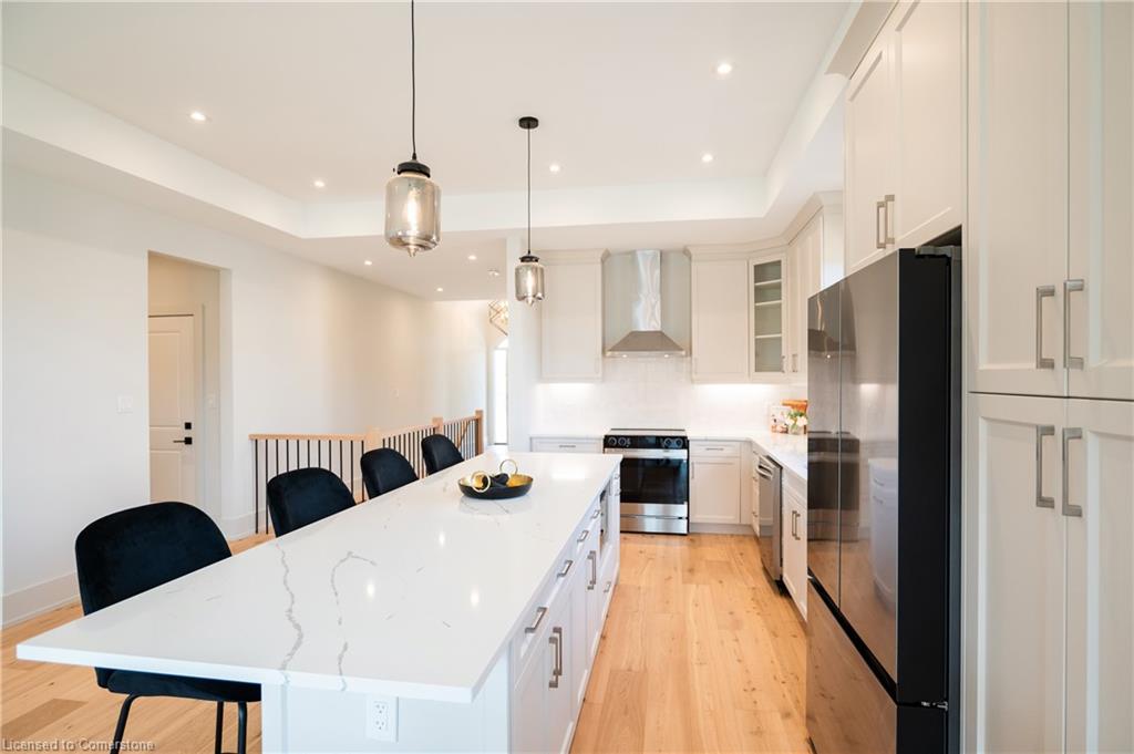 19 Oakley Drive, Niagara-On-The-Lake, ON - Indoor Photo Showing Kitchen With Upgraded Kitchen
