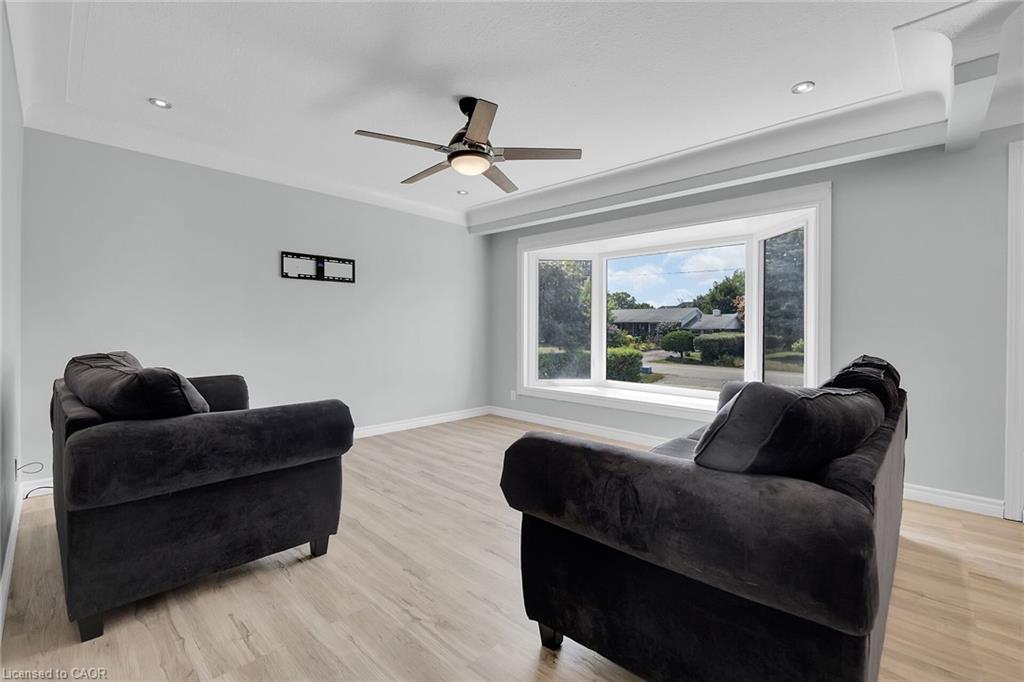 46 Oriole Crescent, Grimsby, ON - Indoor Photo Showing Living Room