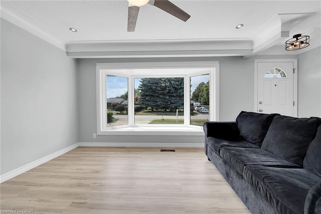 46 Oriole Crescent, Grimsby, ON - Indoor Photo Showing Living Room