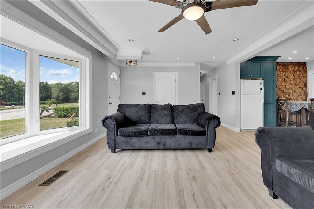 46 Oriole Crescent, Grimsby, ON - Indoor Photo Showing Living Room