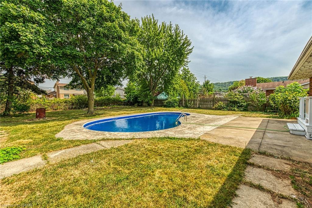 46 Oriole Crescent, Grimsby, ON - Outdoor With In Ground Pool With Backyard